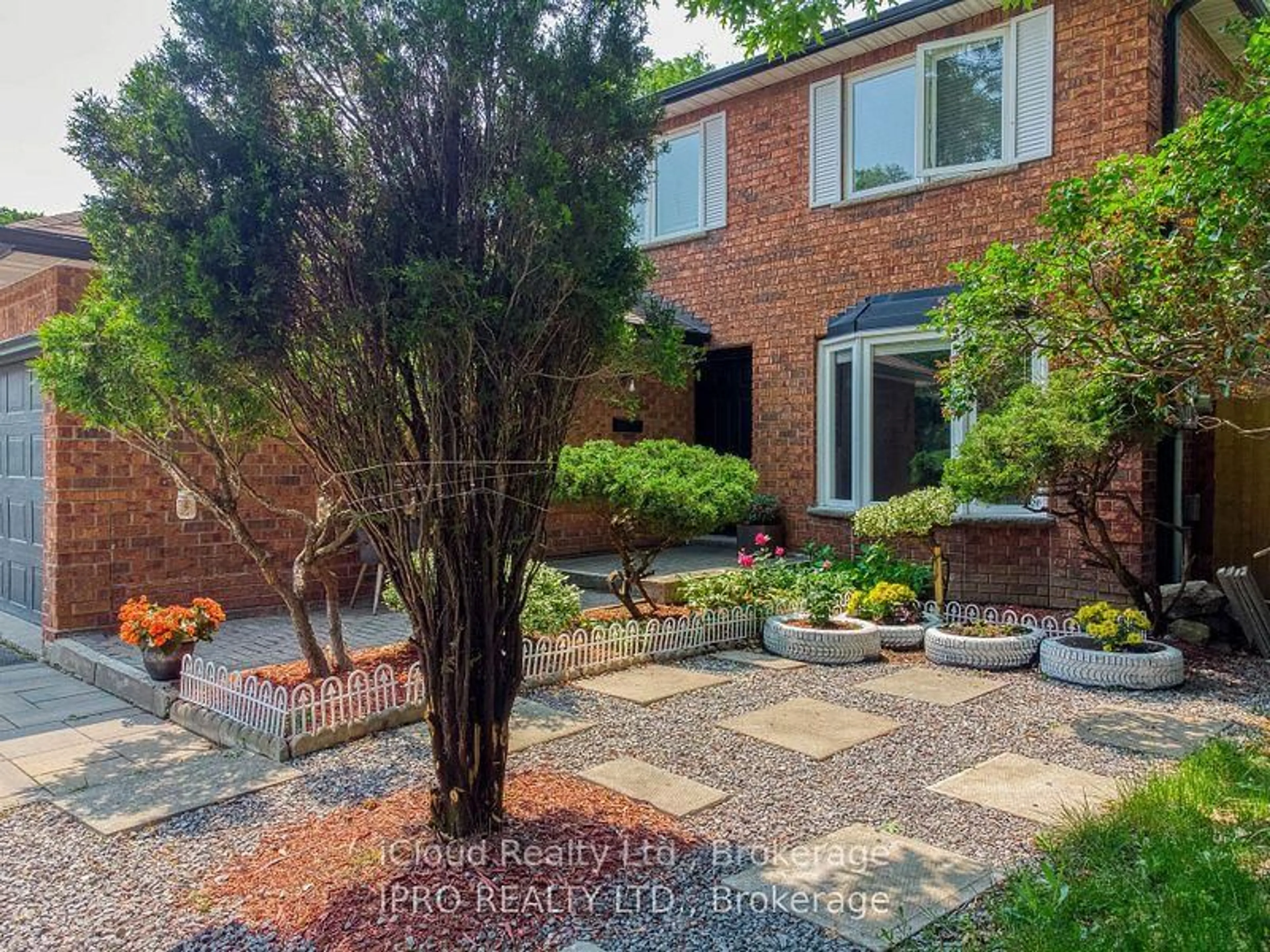 A pic from outside/outdoor area/front of a property/back of a property/a pic from drone, street for 1285 Deer Ru, Mississauga Ontario L5C 3P8