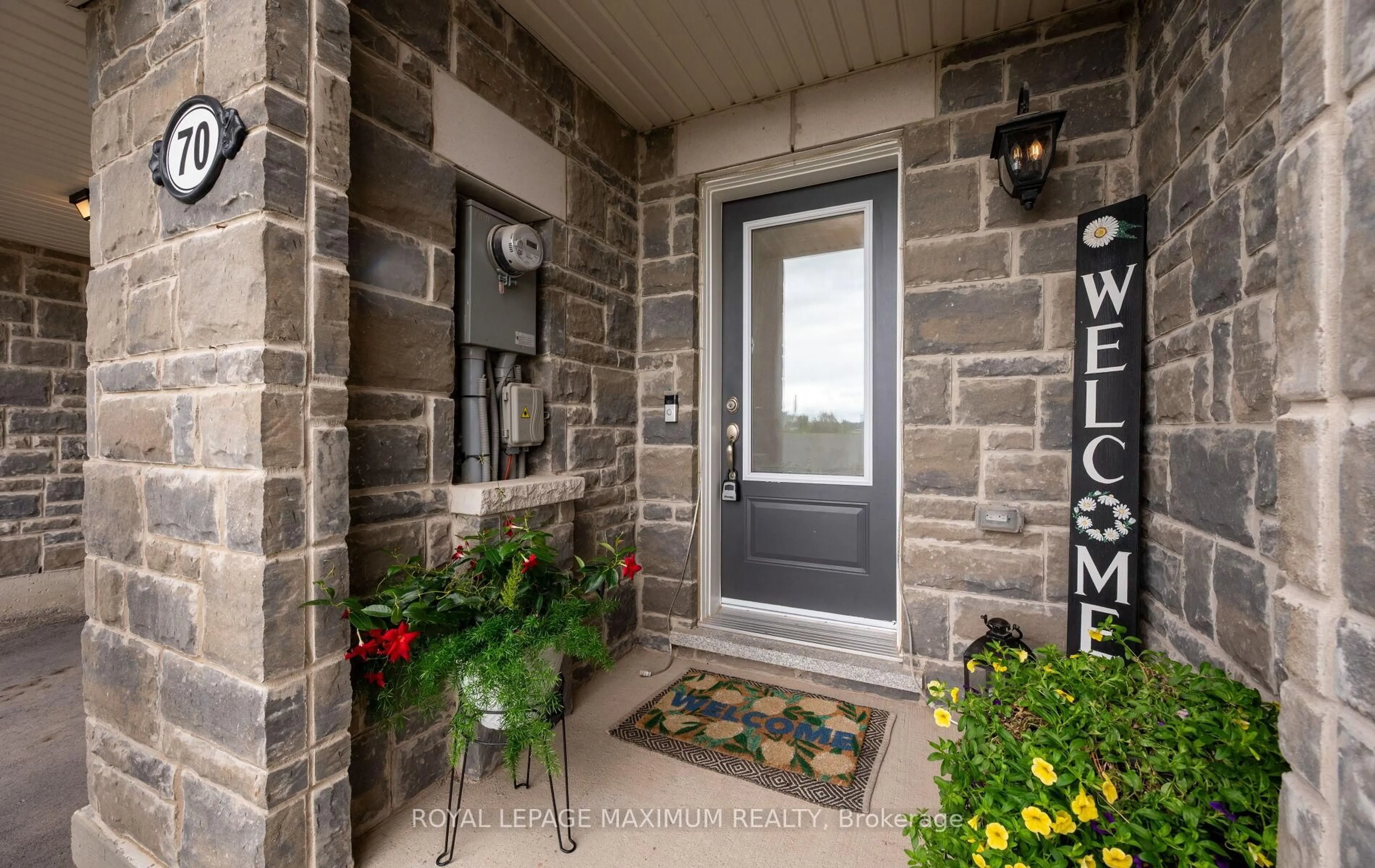 Indoor entryway for 975 Whitlock Ave #70, Milton Ontario L9E 1S9