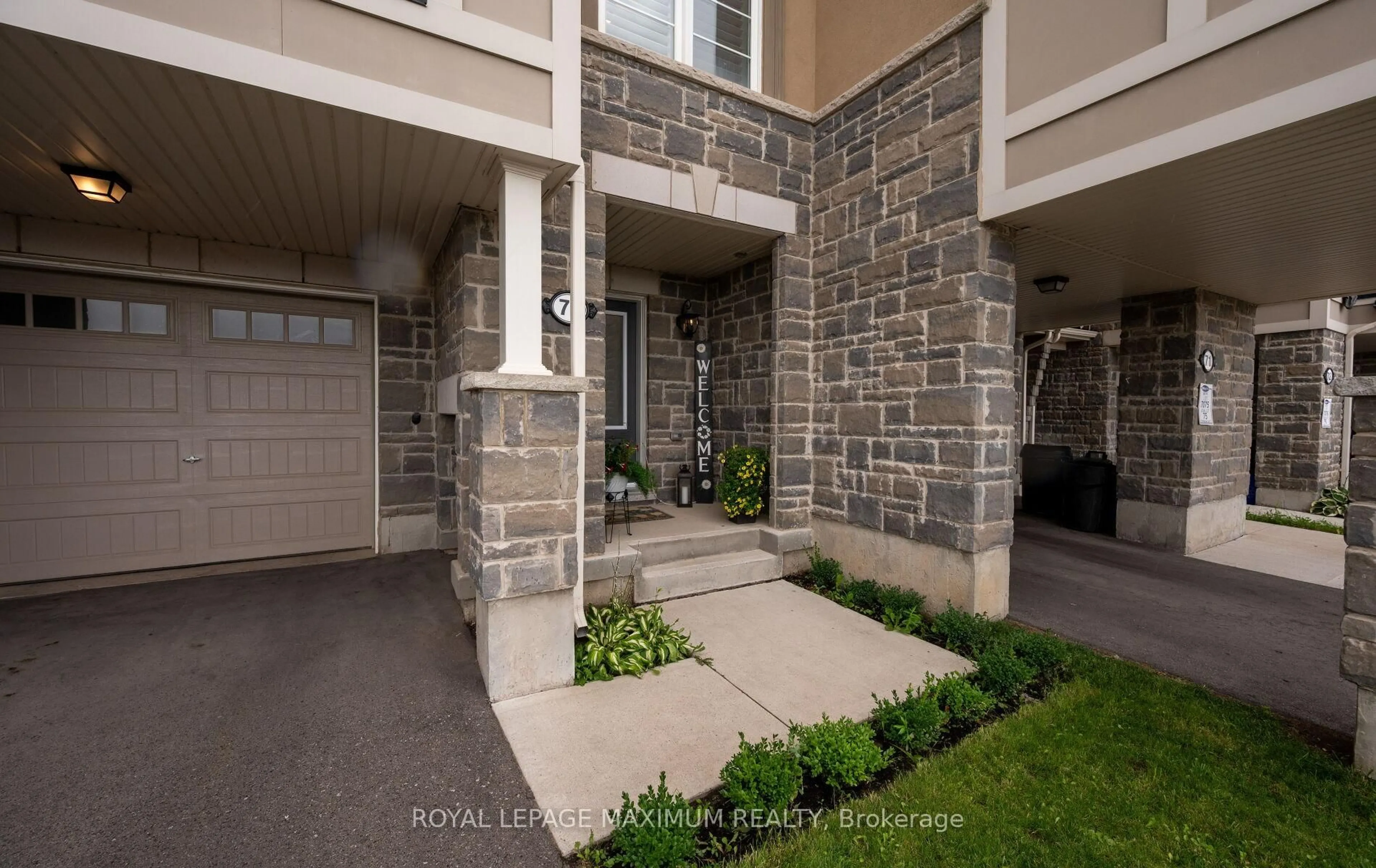 Indoor entryway for 975 Whitlock Ave #70, Milton Ontario L9E 1S9