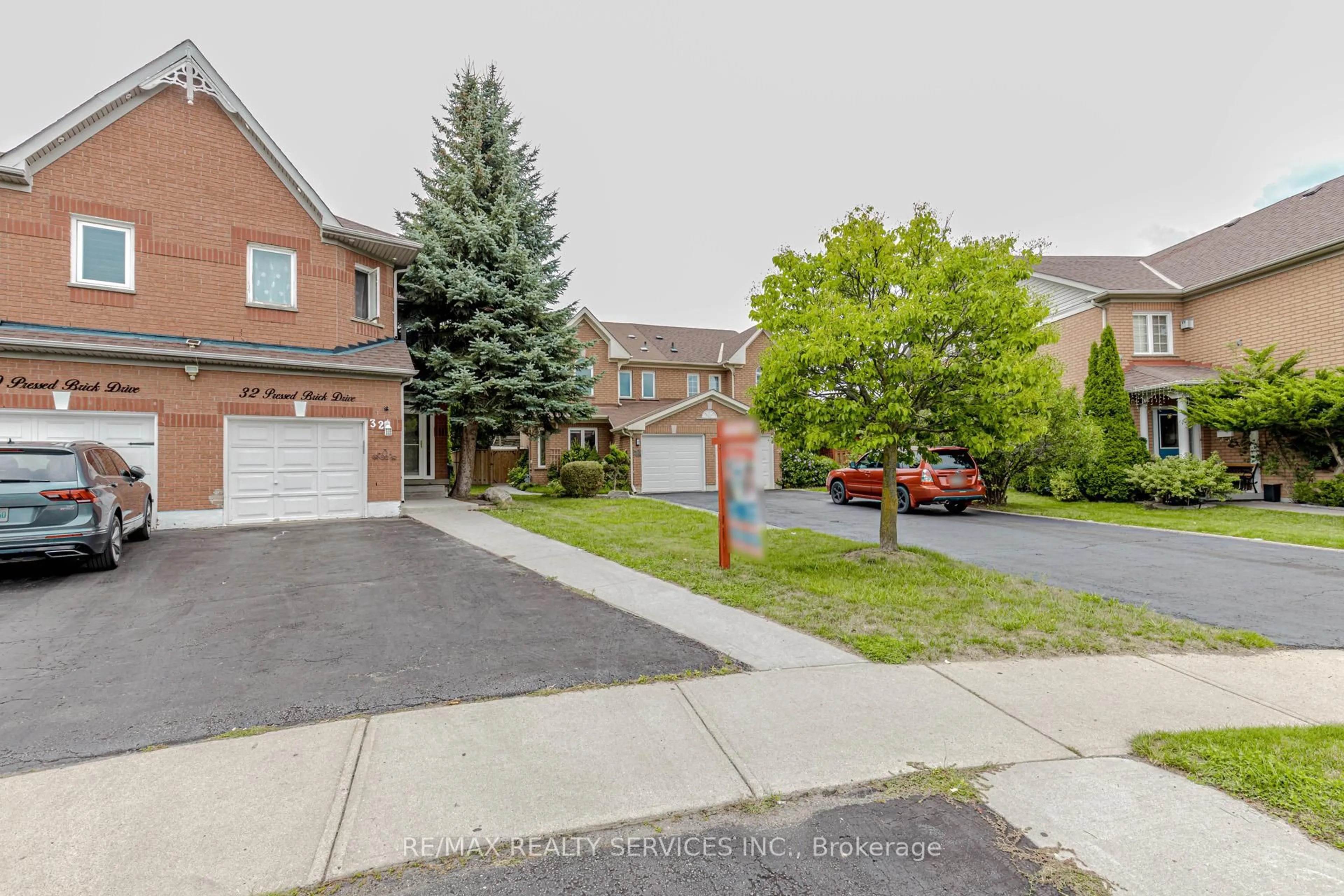A pic from outside/outdoor area/front of a property/back of a property/a pic from drone, street for 32 Pressed Brick Dr, Brampton Ontario L6V 4K3