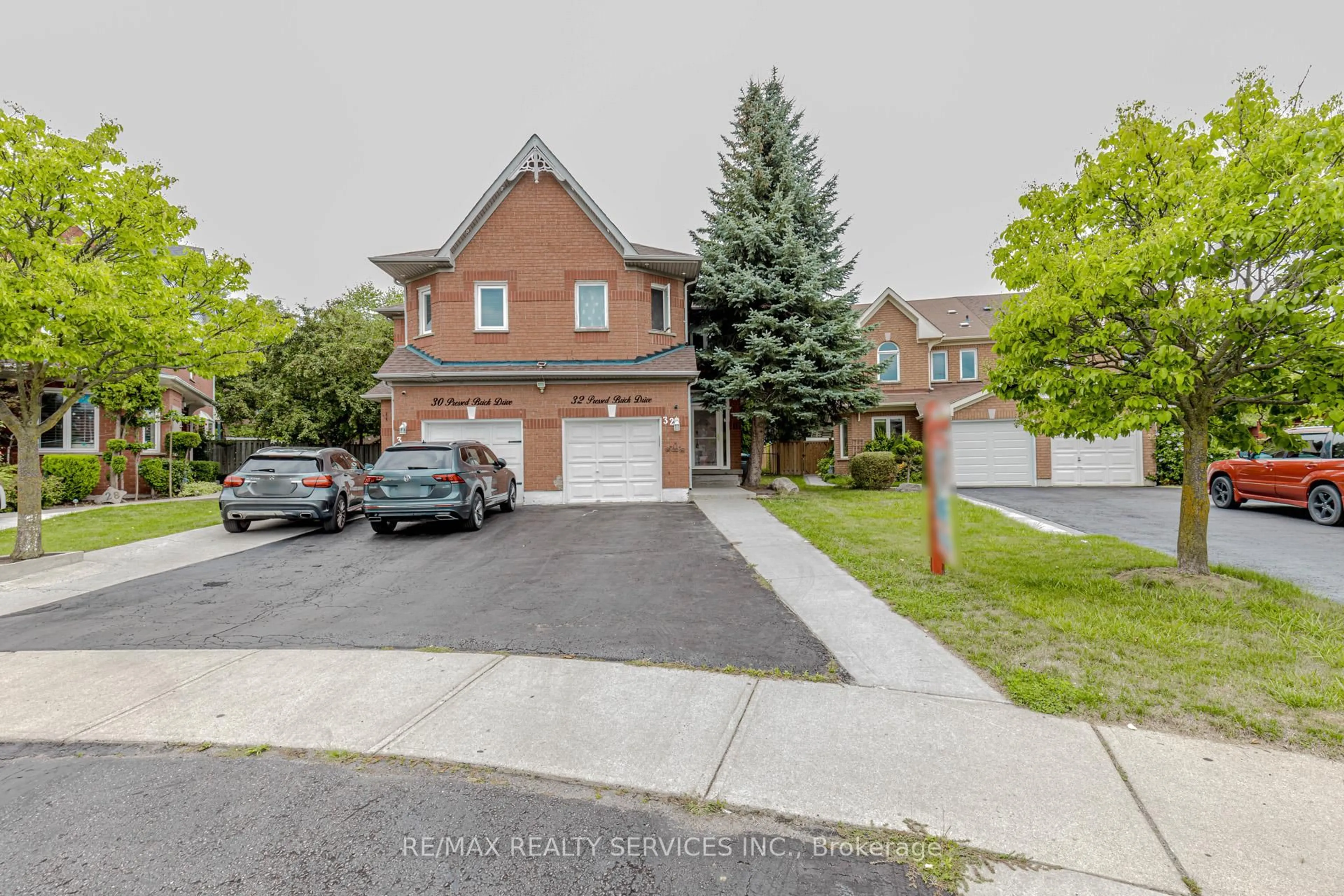 A pic from outside/outdoor area/front of a property/back of a property/a pic from drone, street for 32 Pressed Brick Dr, Brampton Ontario L6V 4K3