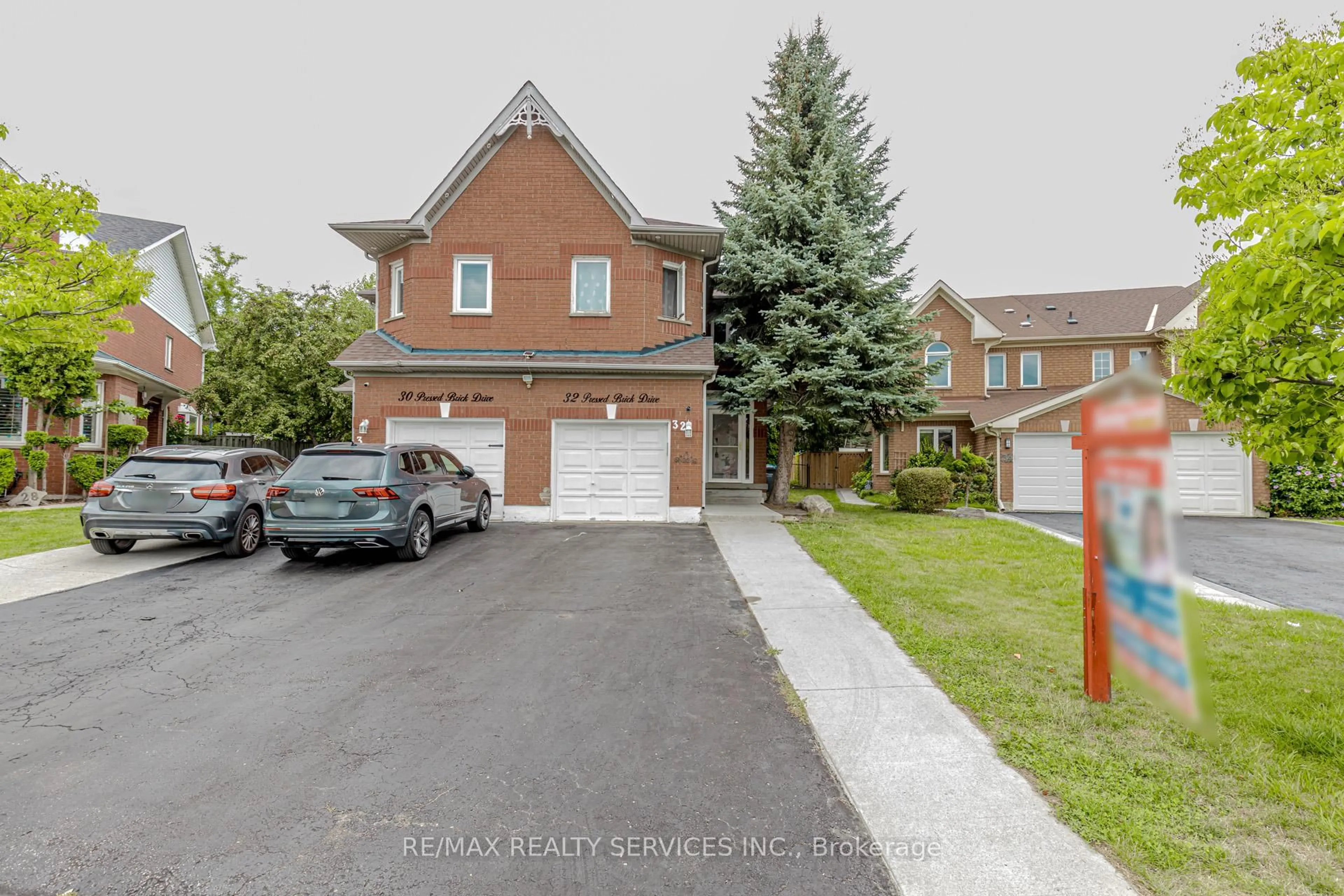 A pic from outside/outdoor area/front of a property/back of a property/a pic from drone, street for 32 Pressed Brick Dr, Brampton Ontario L6V 4K3