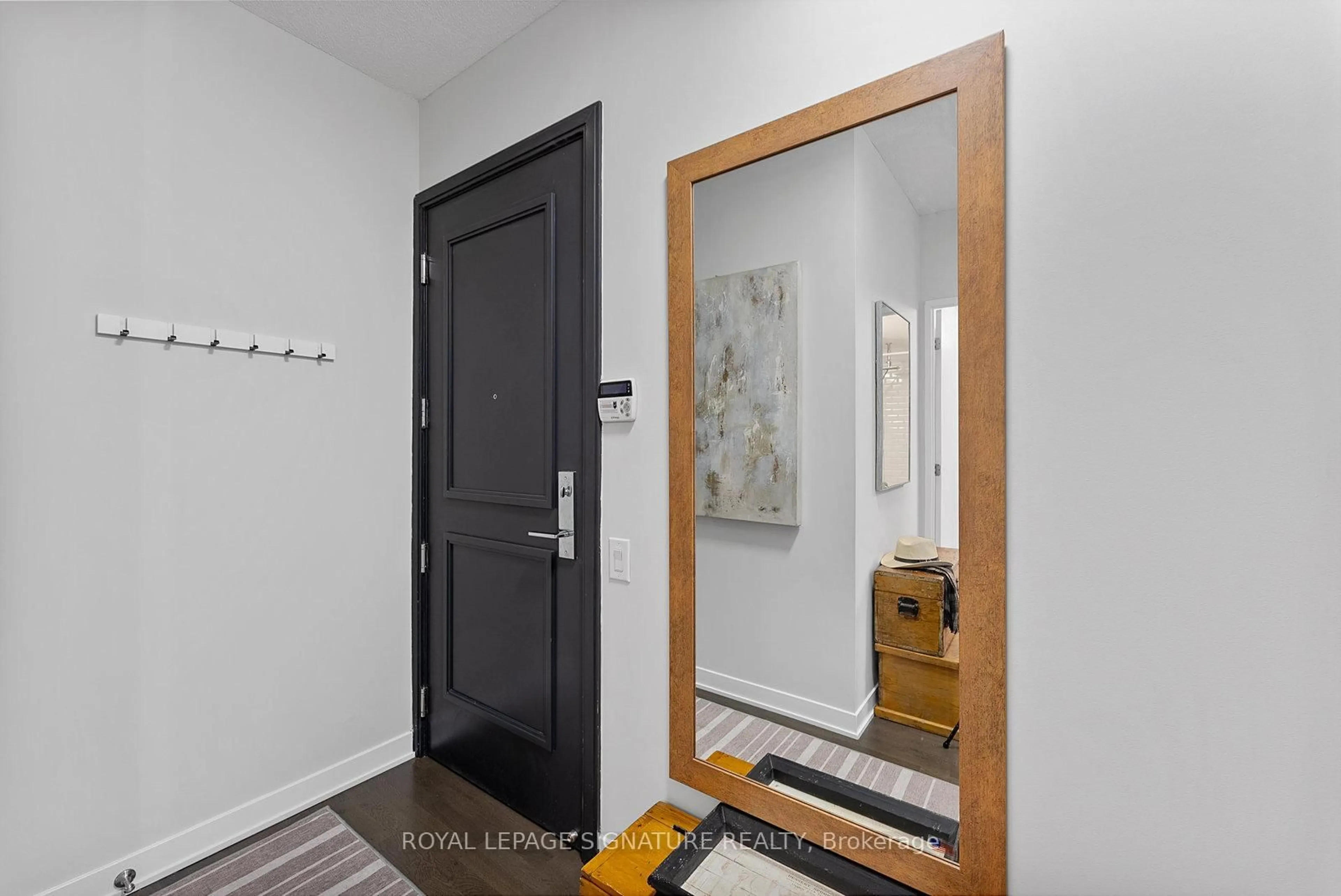Indoor entryway for 90 Park Lawn Rd #2005, Toronto Ontario M8Y 0B6