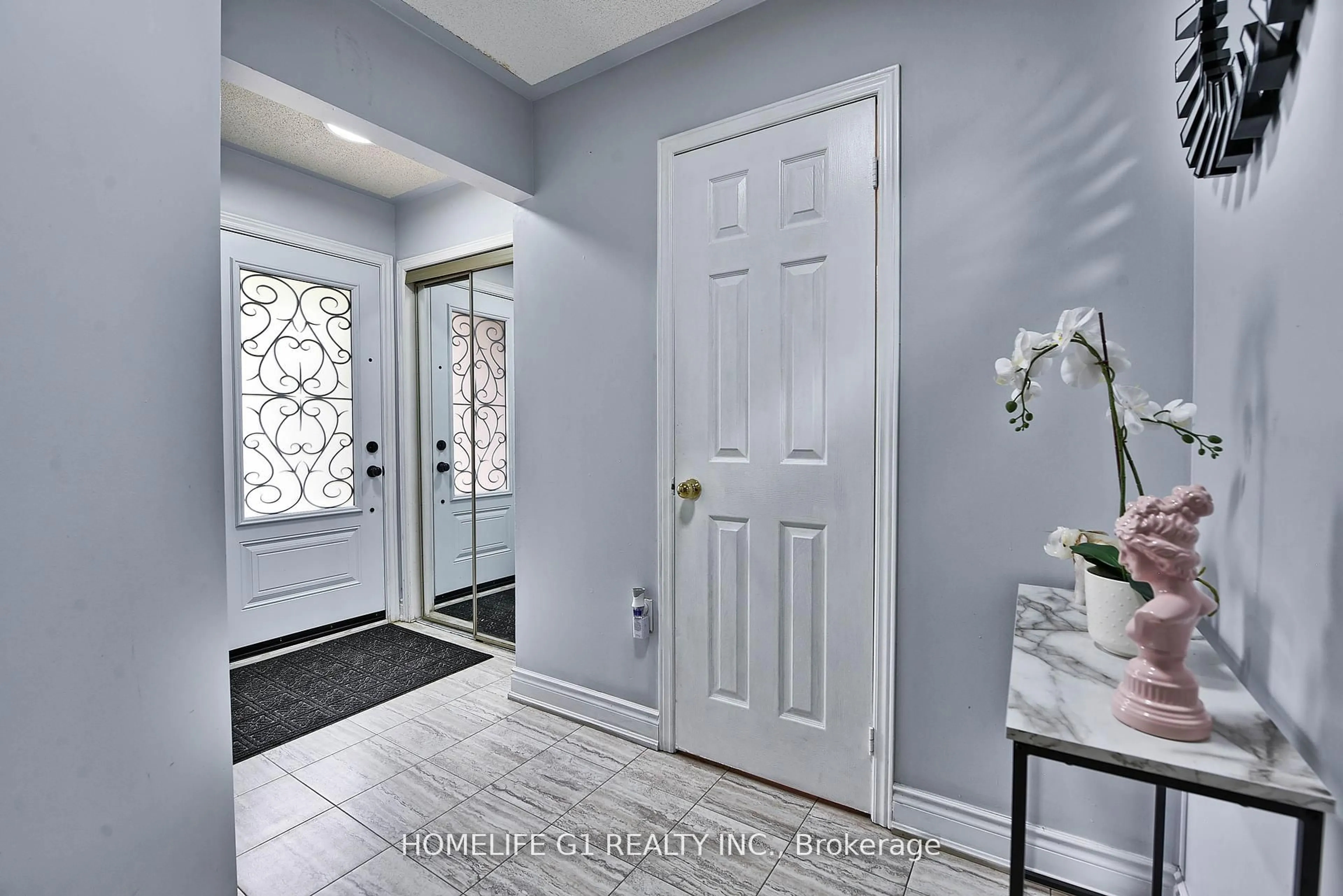 Indoor entryway for 3817 Densbury Dr, Mississauga Ontario L5N 6Z3