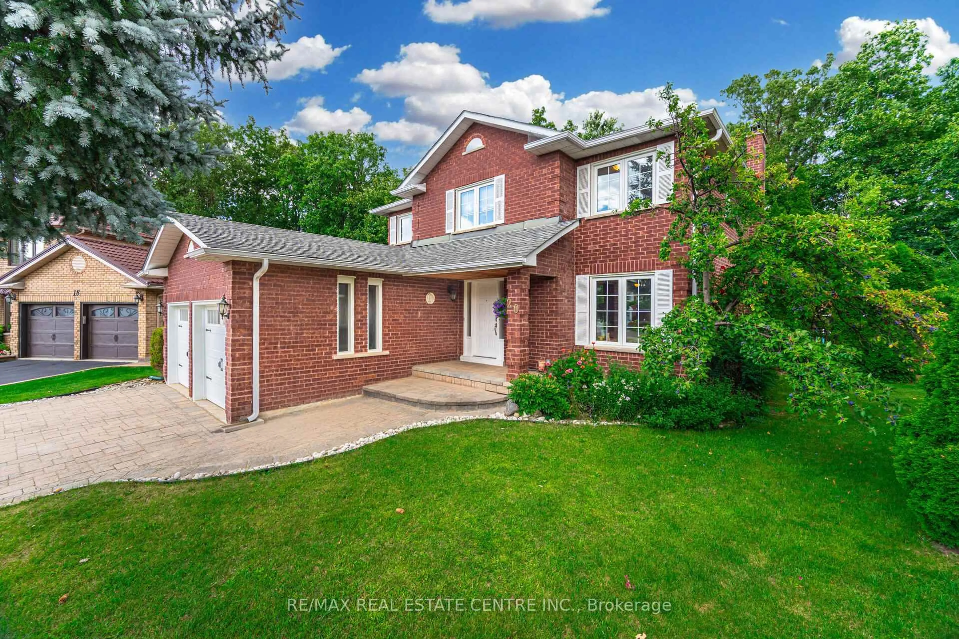 A pic from outside/outdoor area/front of a property/back of a property/a pic from drone, street for 20 Woodbury Crt, Brampton Ontario L6Y 4K5