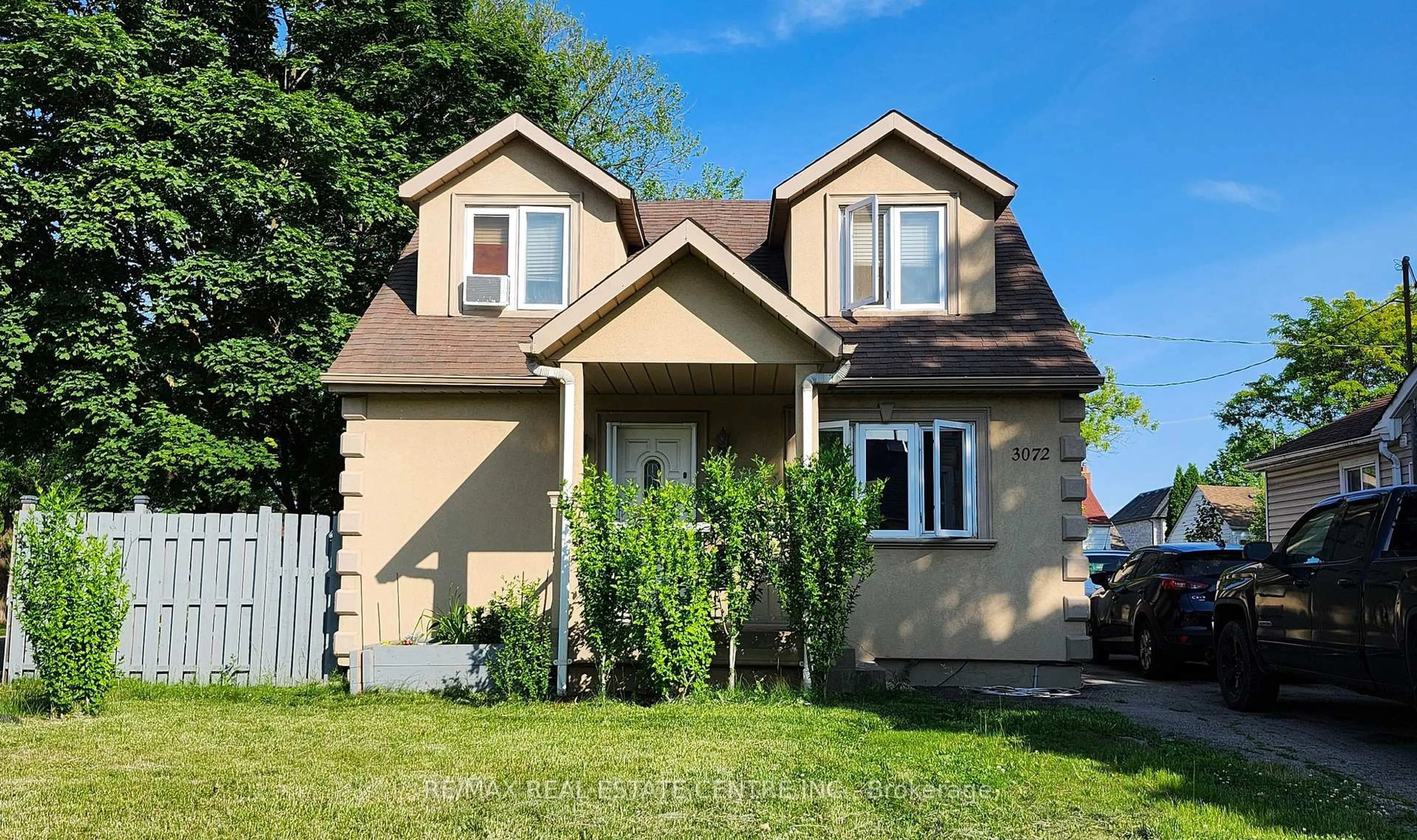 Home with vinyl exterior material, street for 3072 McNaughton Ave, Mississauga Ontario L4T 1R7