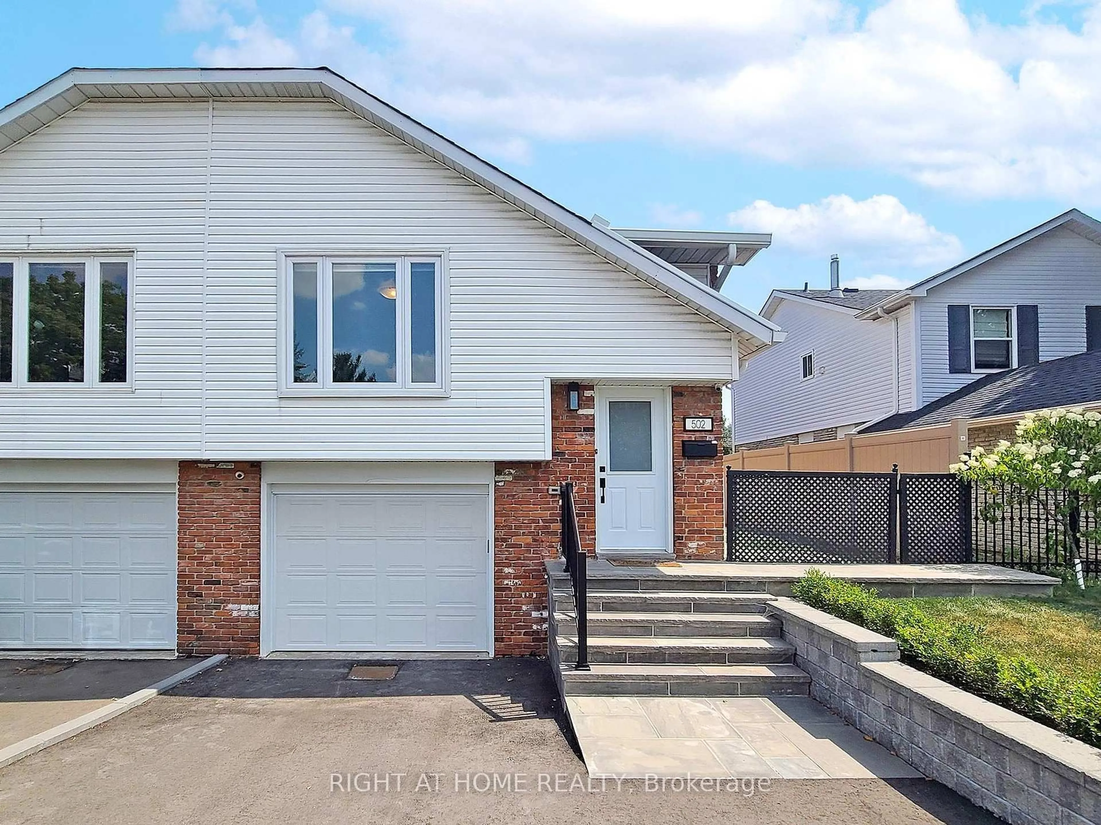 Home with brick exterior material, street for 502 Galedowns Crt, Mississauga Ontario L5A 3H9
