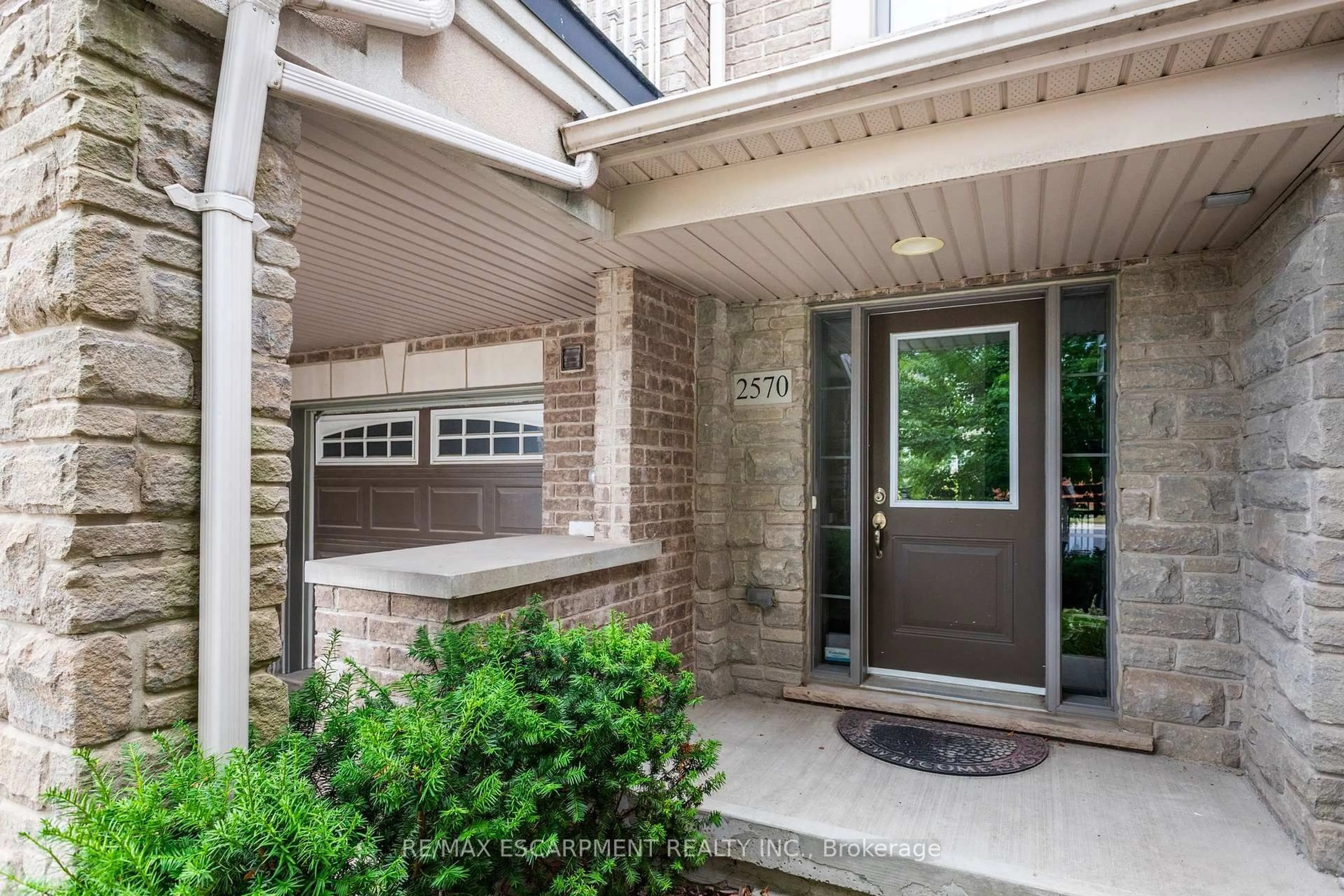 Indoor entryway for 2570 Grand Oak Tr, Oakville Ontario L6M 0S4
