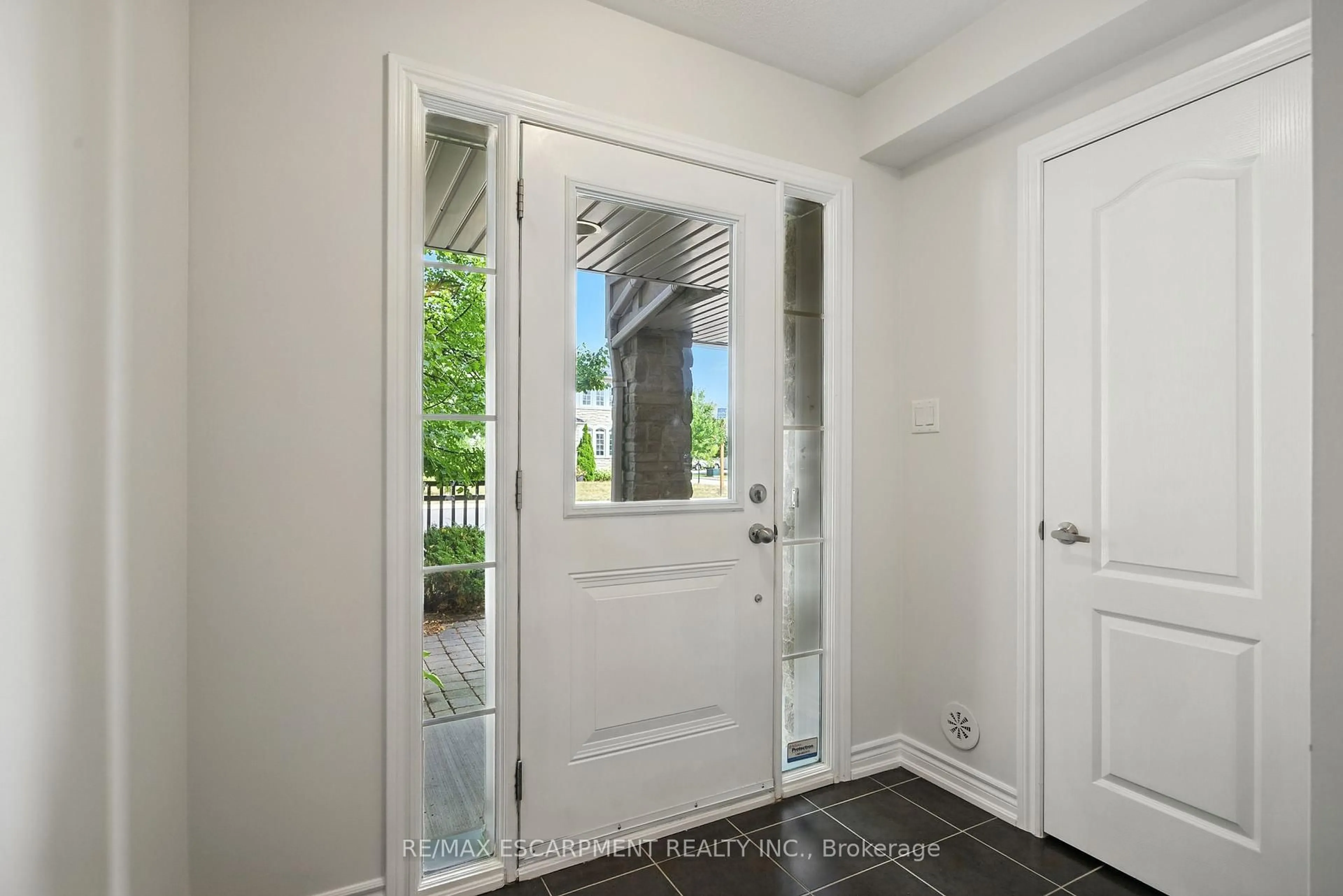 Indoor entryway for 2570 Grand Oak Tr, Oakville Ontario L6M 0S4