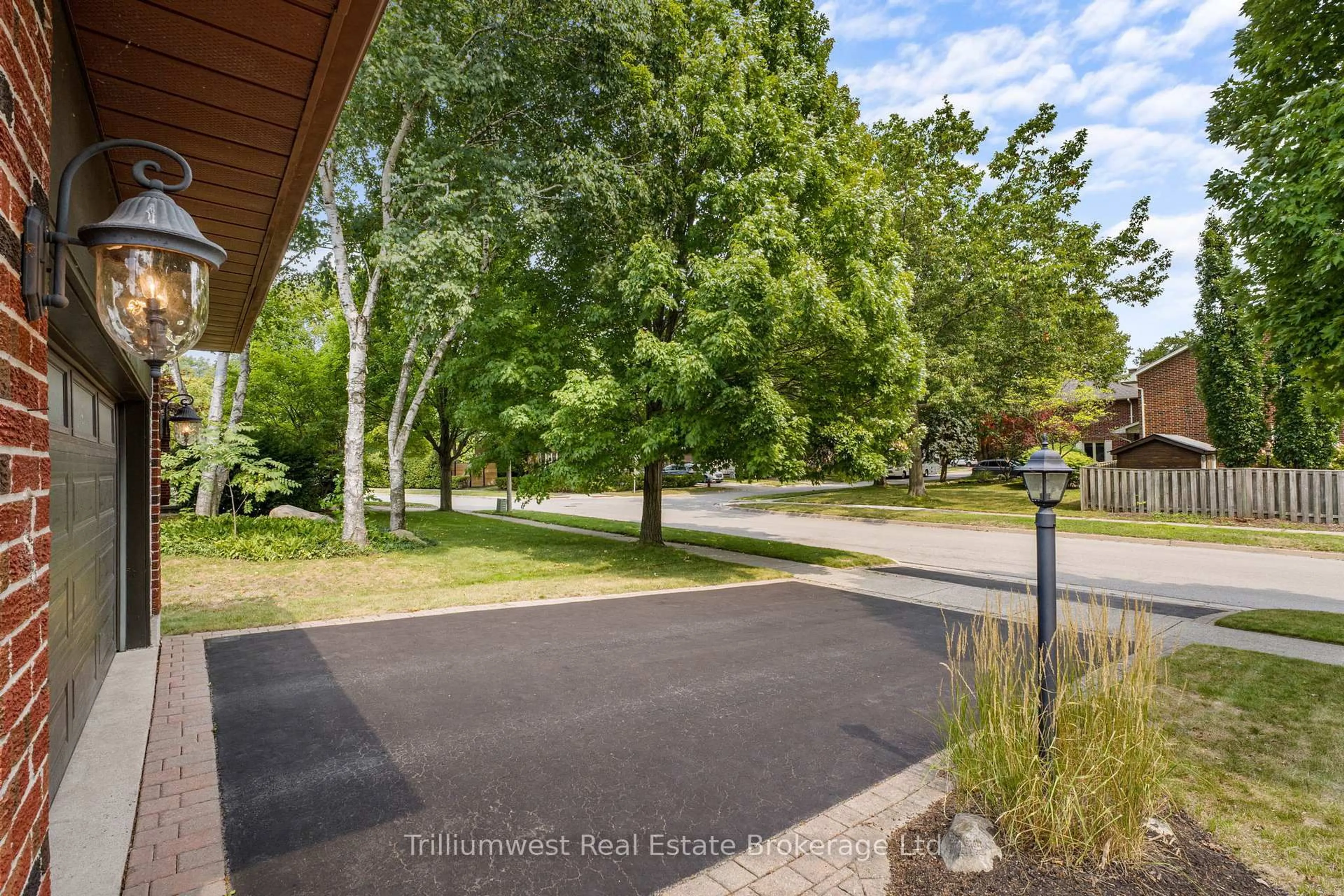 Patio, street for 444 Bonny Meadow Rd, Oakville Ontario L6J 6J2