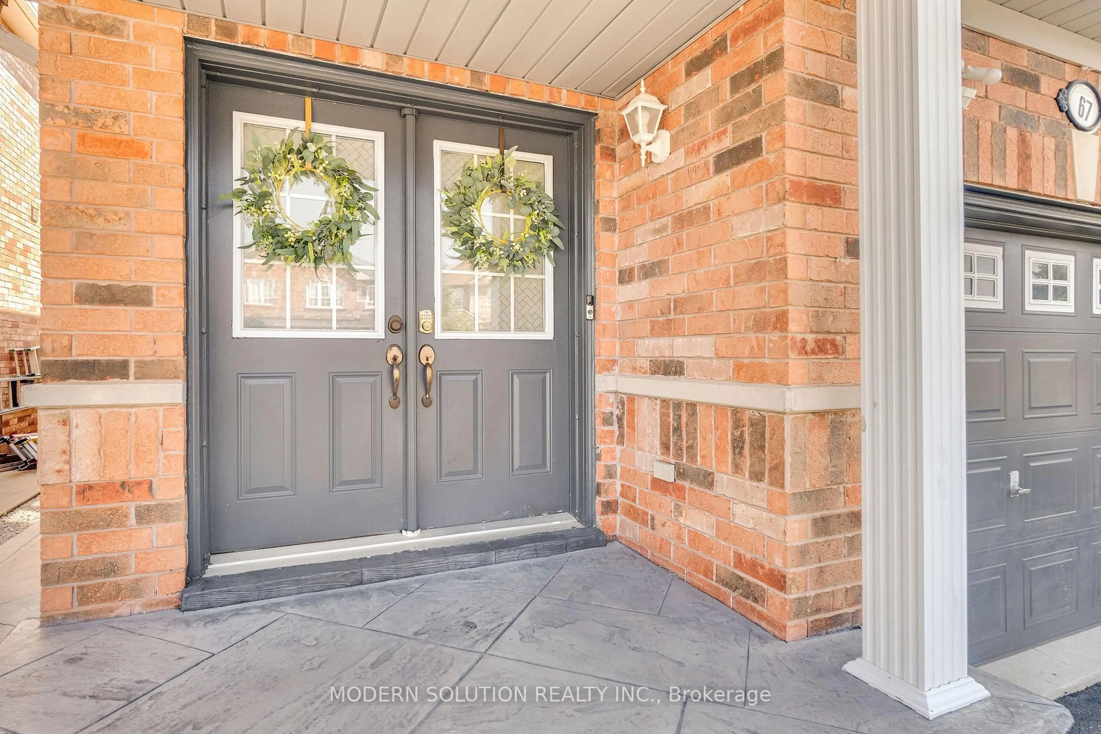 Indoor entryway for 67 Roundstone Dr, Brampton Ontario L6X 0K4