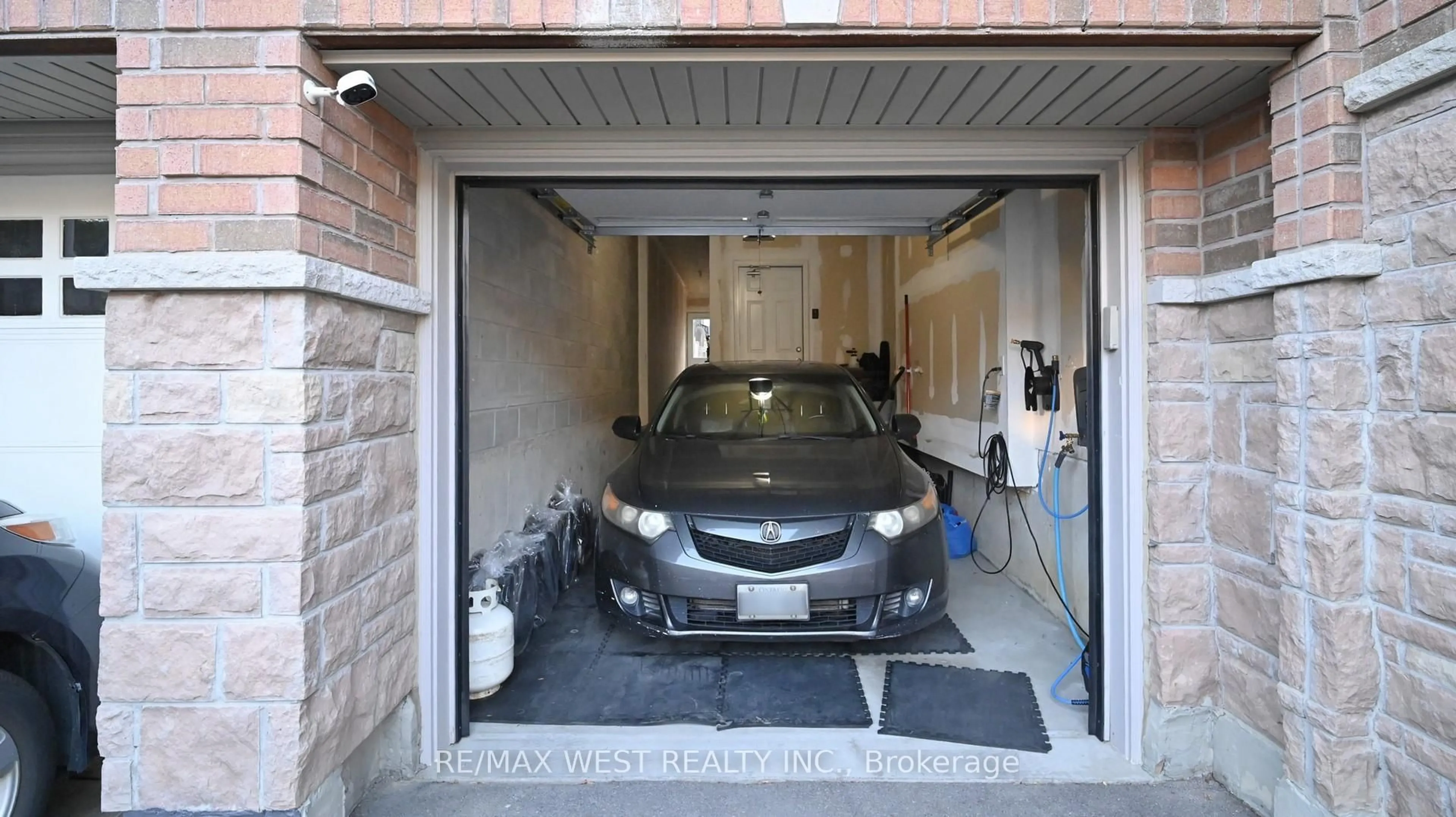 Indoor garage for 28 Yellowknife Rd, Brampton Ontario L6R 3X3