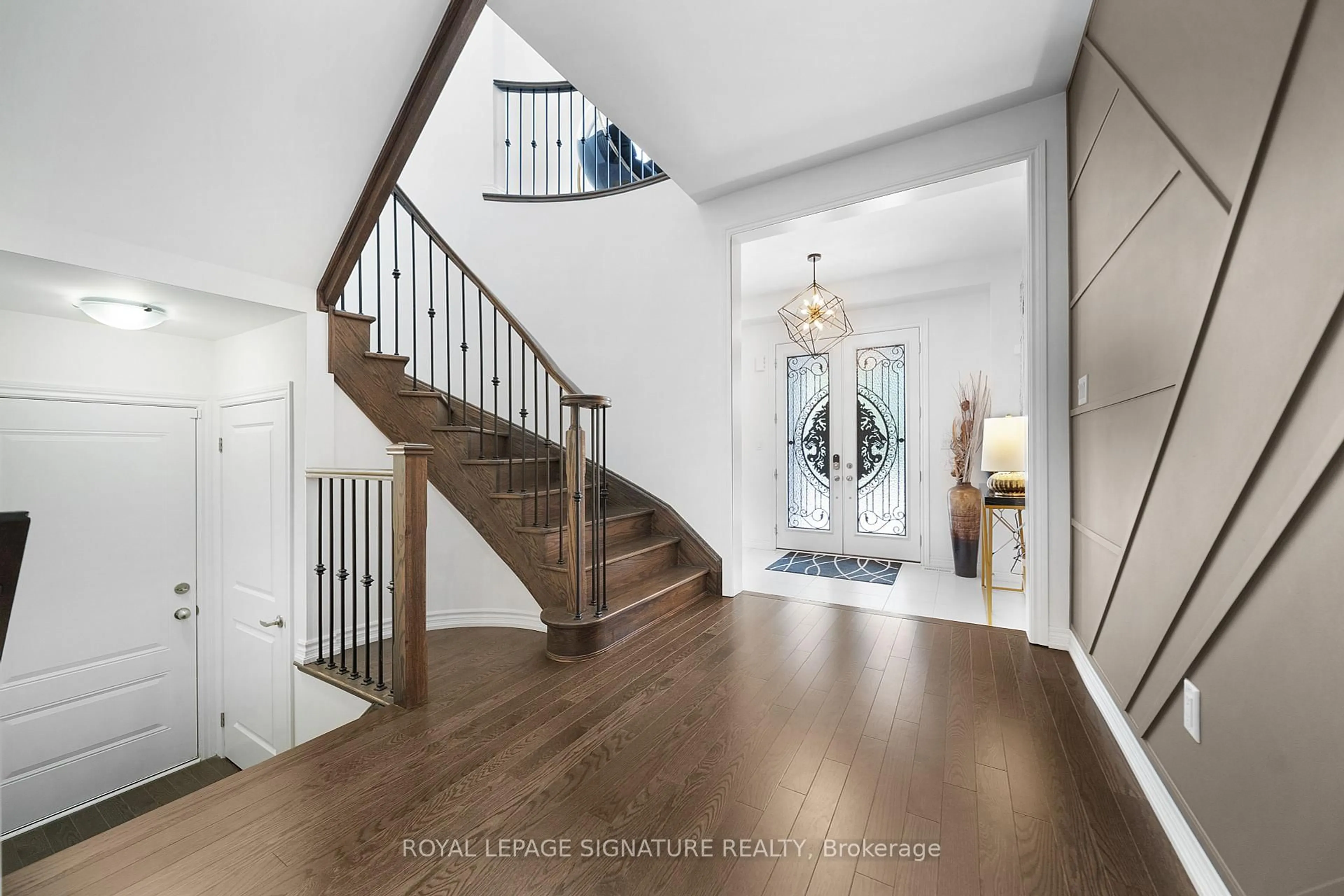 Indoor entryway for 372 Clockwork Dr, Brampton Ontario L7A 5C3