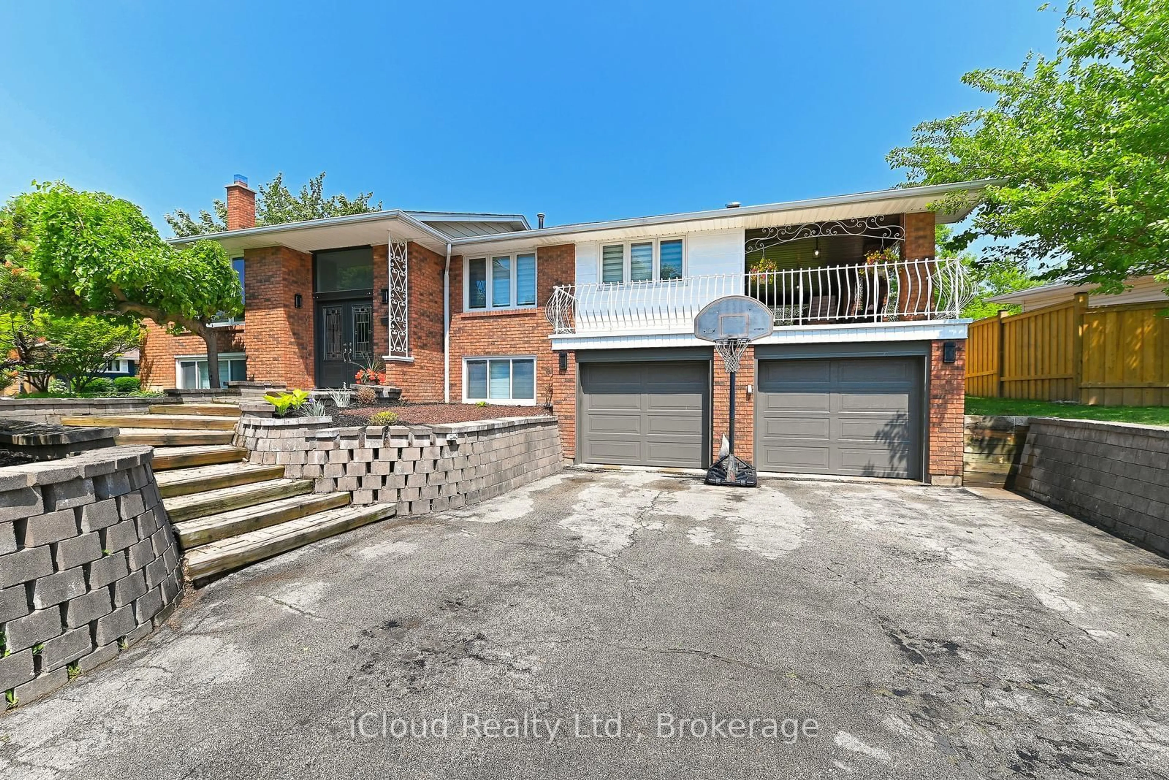 A pic from outside/outdoor area/front of a property/back of a property/a pic from drone, street for 2101 Parkway Dr, Burlington Ontario L7P 1S5