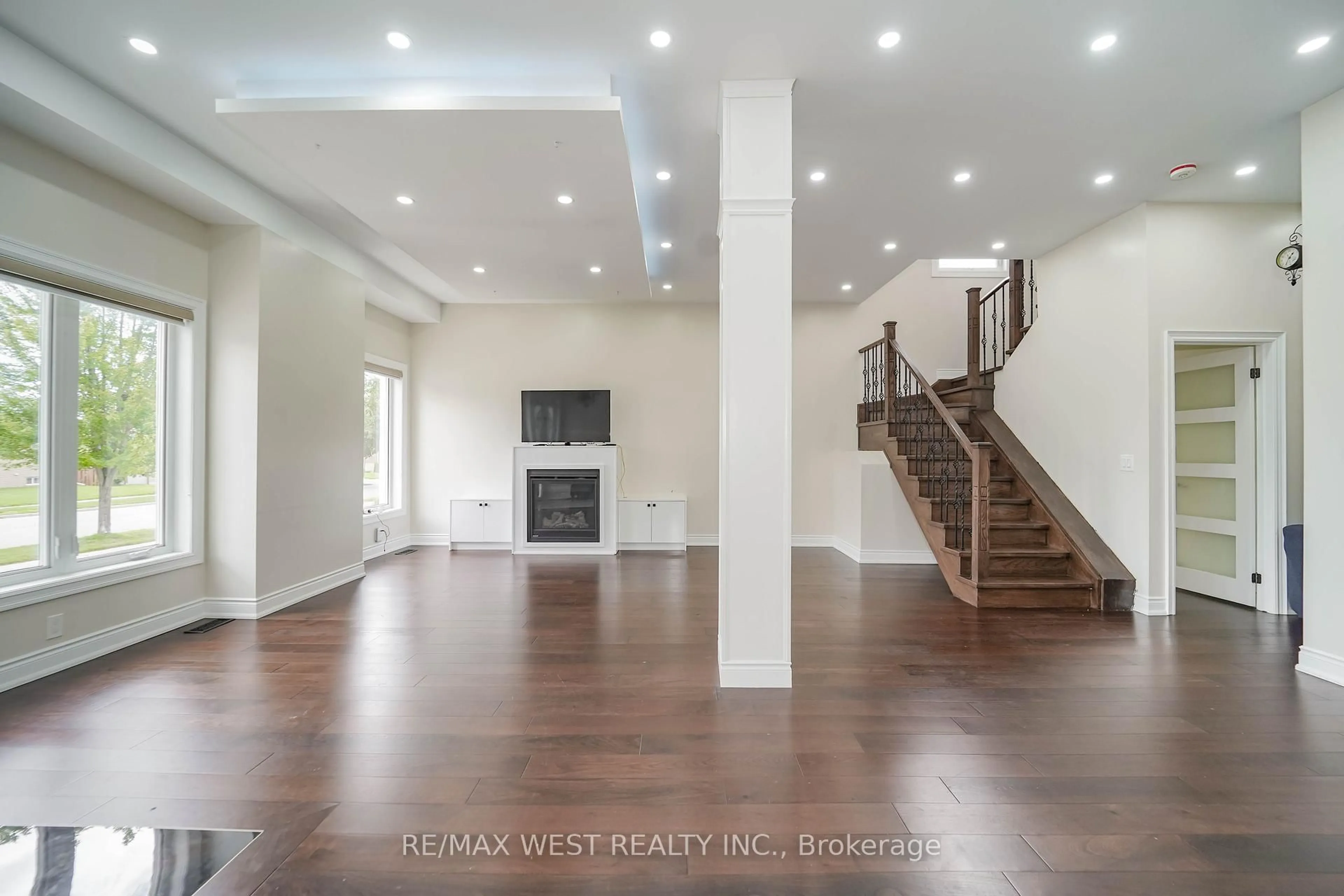 Indoor entryway for 106 Celestine Dr, Toronto Ontario M9R 3N9