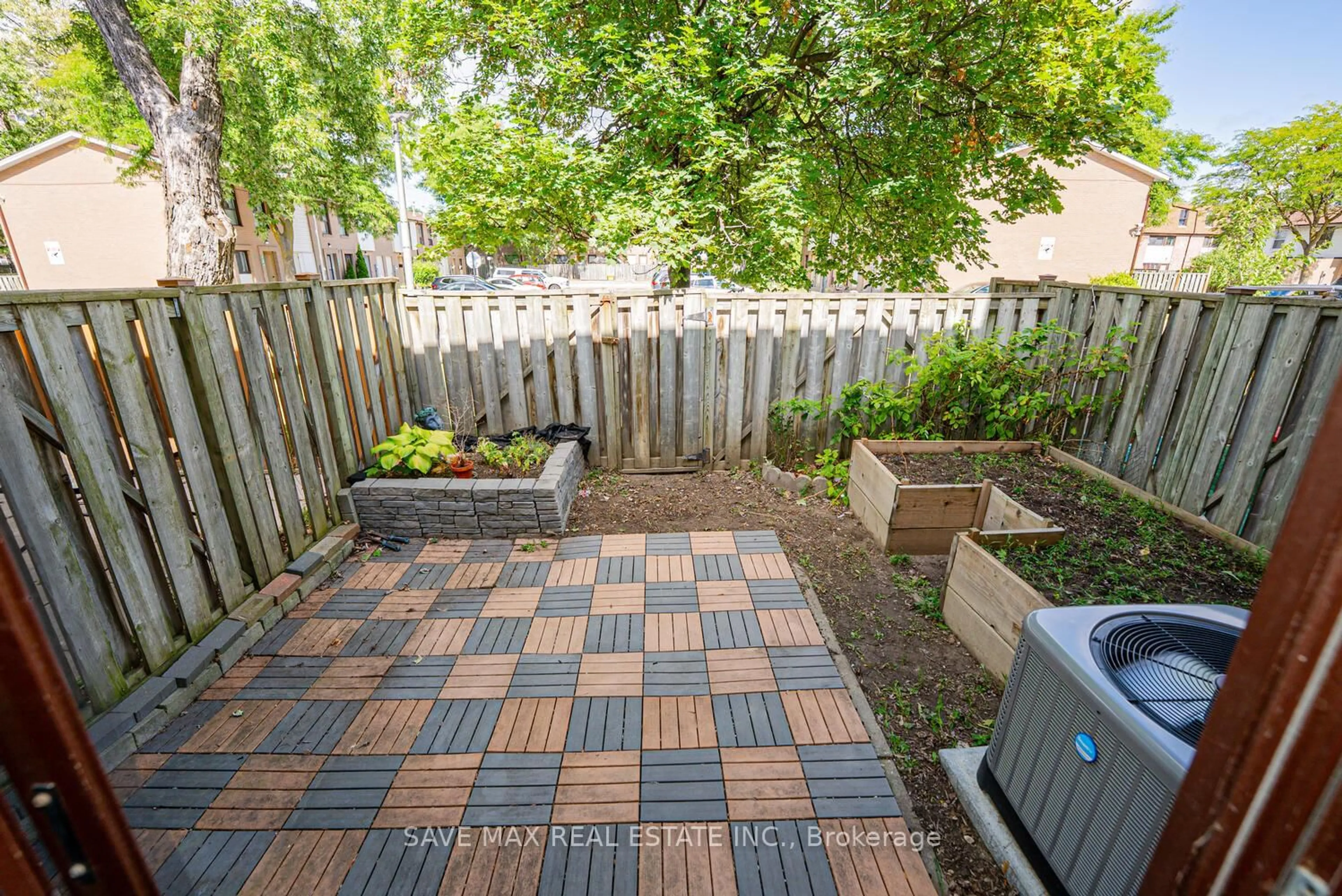 Patio, street for 83 Fleetwood Cres, Brampton Ontario L6T 2E5