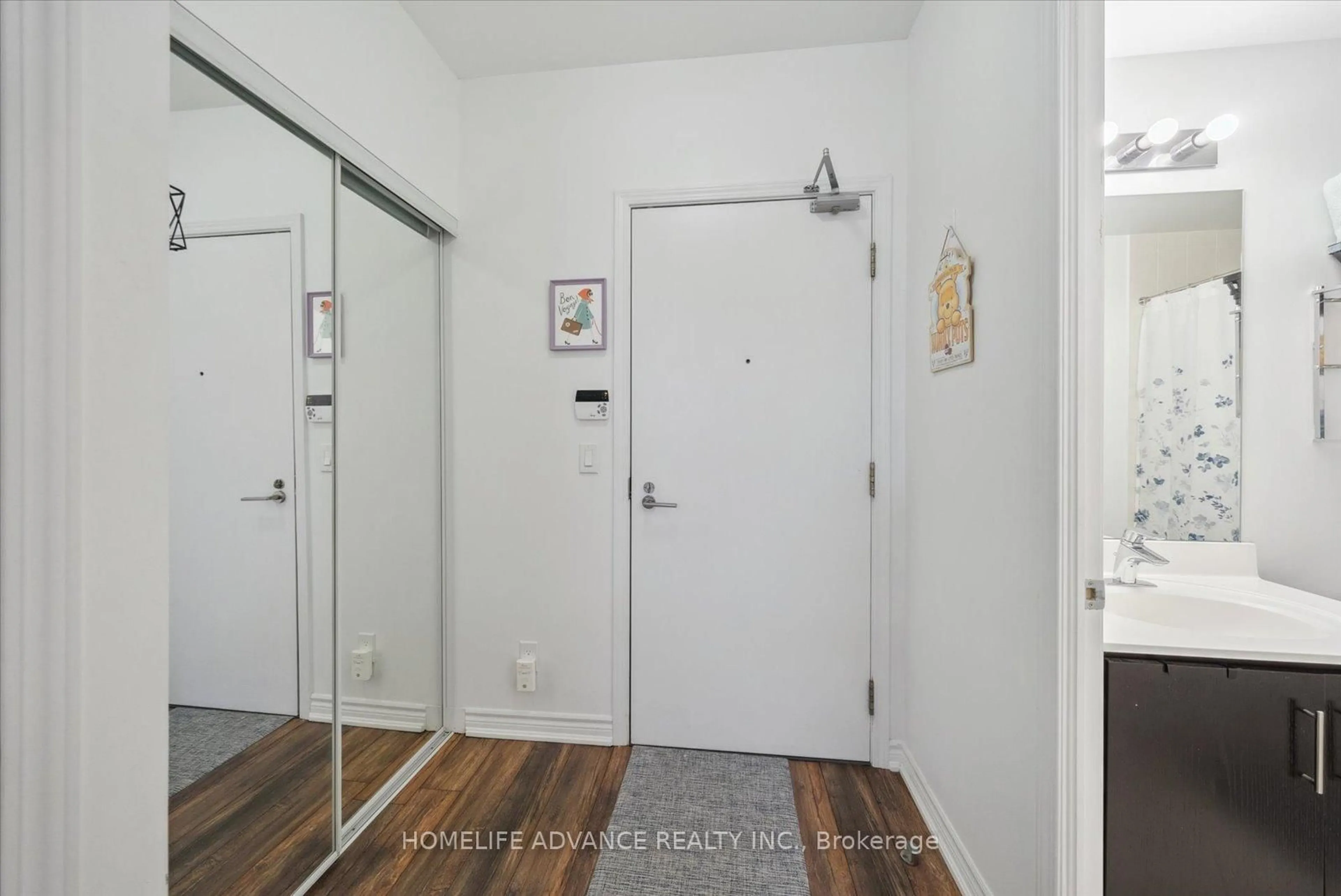 Indoor entryway for 15 James Finlay Way #1117, Toronto Ontario M3M 0B3