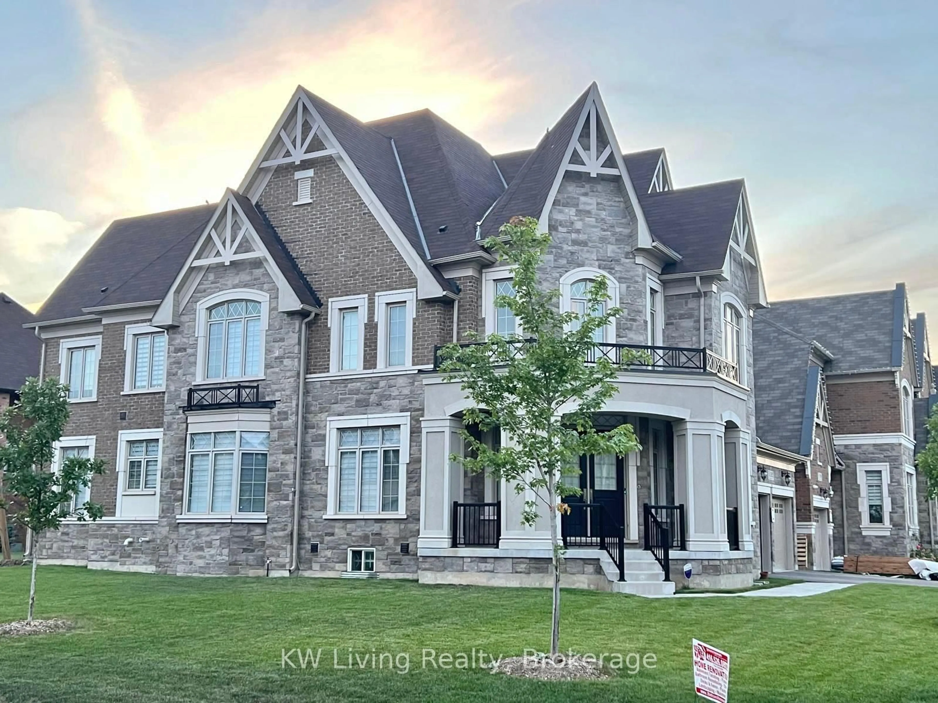 Home with brick exterior material, unknown for 5192 Symphony Crt #ON, Mississauga Ontario L5M 2M9