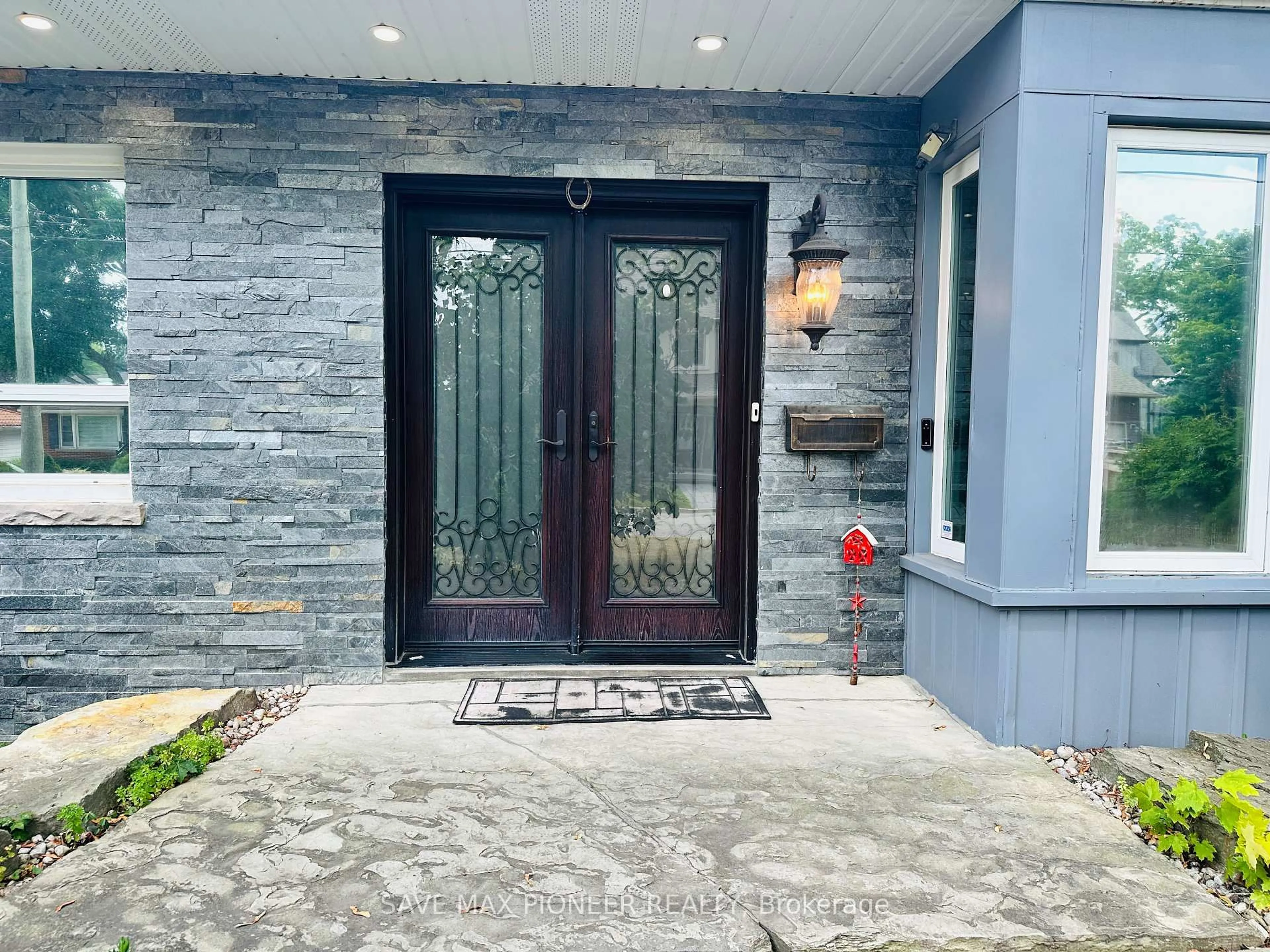 Indoor entryway for 5 Parkview Blvd, Halton Hills Ontario L7G 2Y2