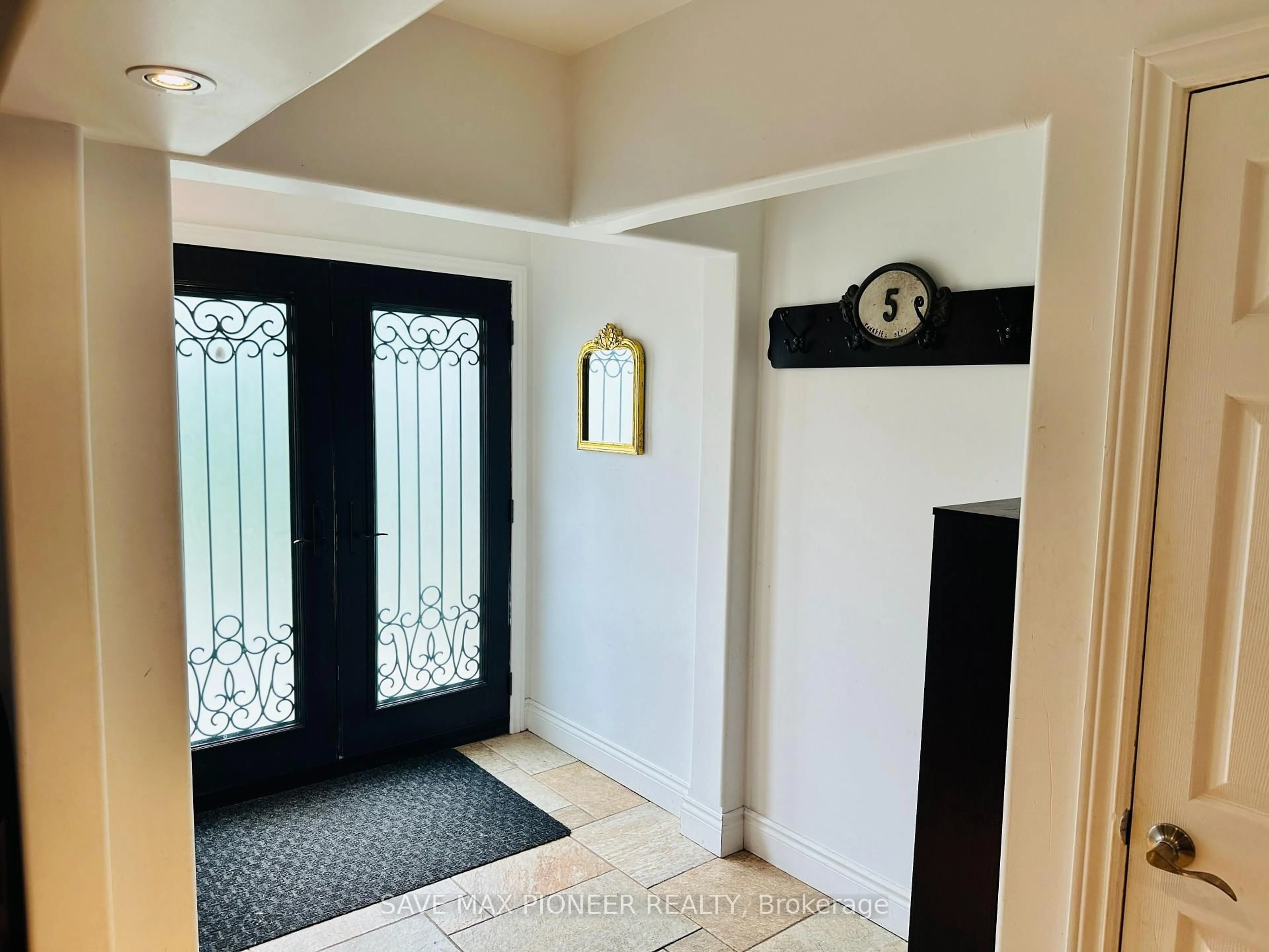 Indoor entryway for 5 Parkview Blvd, Halton Hills Ontario L7G 2Y2