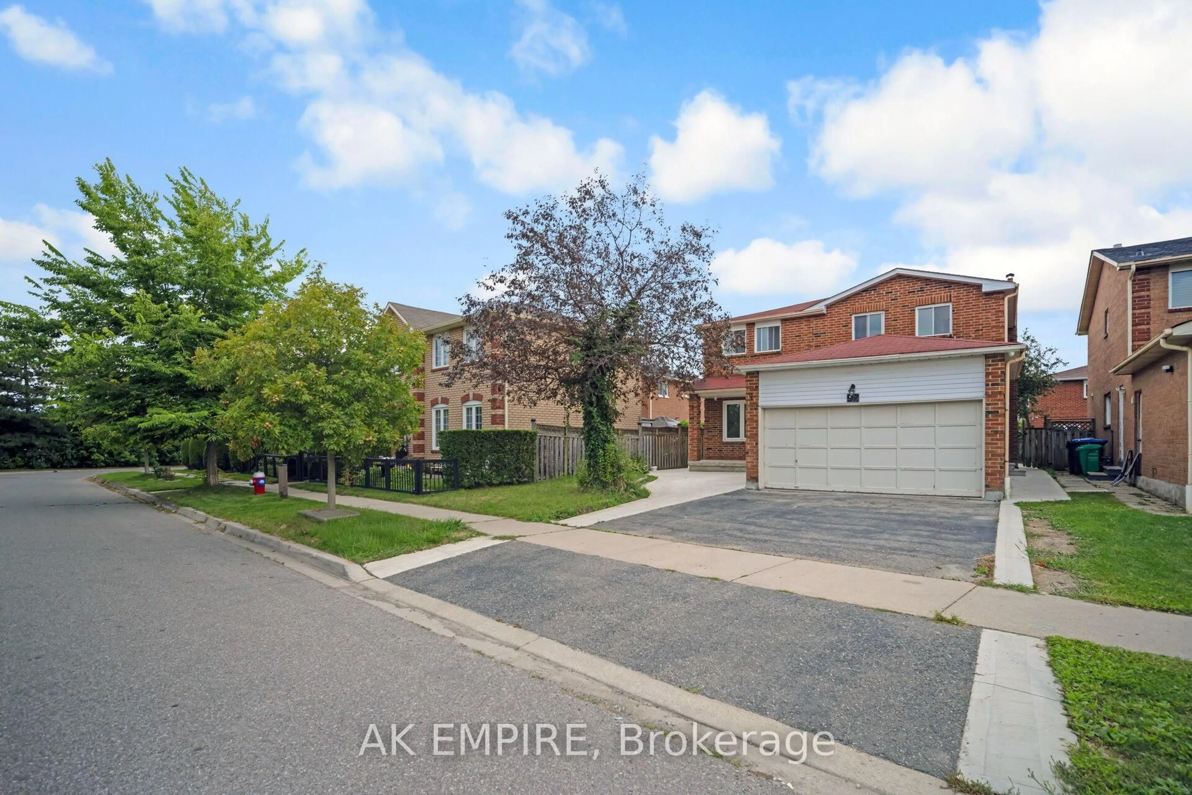 A pic from outside/outdoor area/front of a property/back of a property/a pic from drone, street for 92 Whitehaven Dr, Brampton Ontario L6Z 2R8