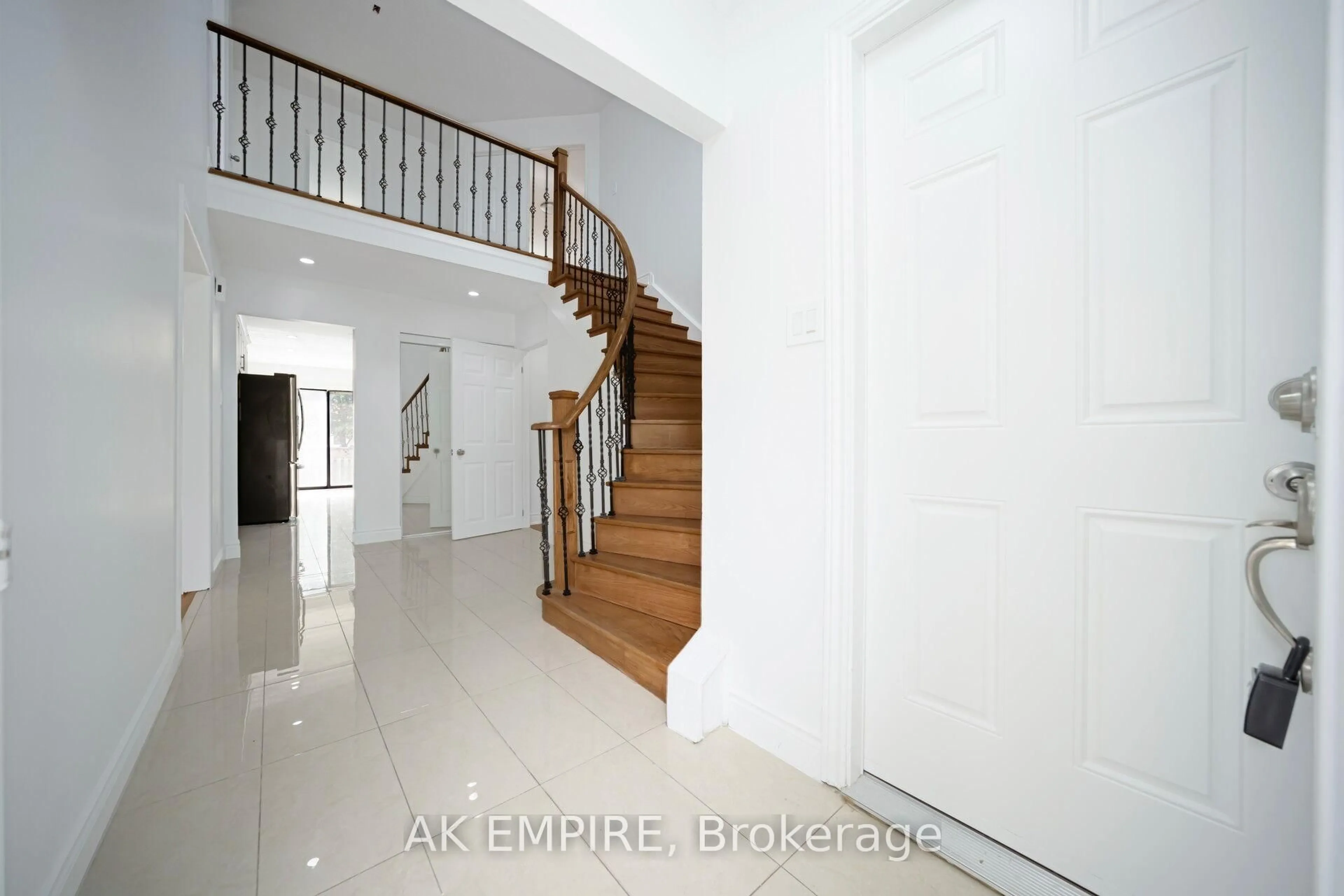 Indoor foyer for 92 Whitehaven Dr, Brampton Ontario L6Z 2R8