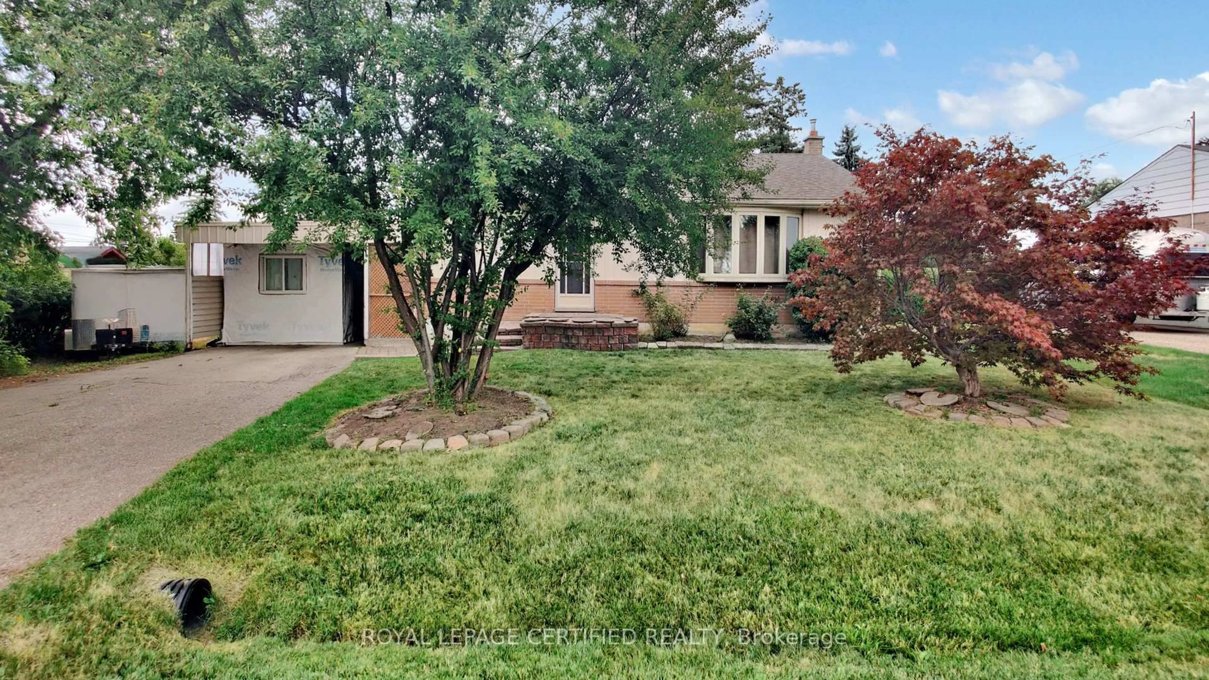 A pic from outside/outdoor area/front of a property/back of a property/a pic from drone, street for 289 Henderson St, Caledon Ontario L7E 4X8