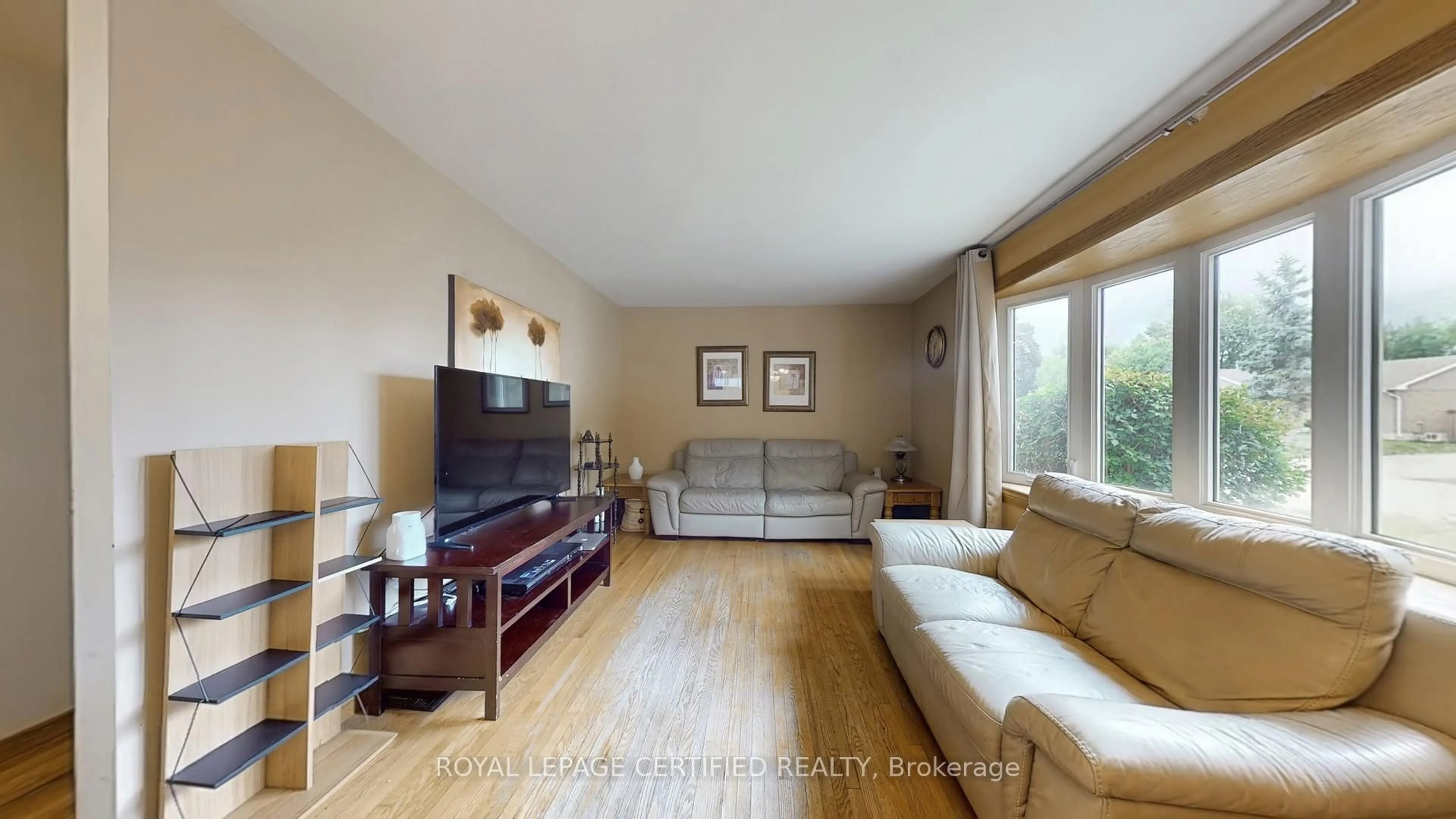 Living room with furniture, wood/laminate floor for 289 Henderson St, Caledon Ontario L7E 4X8