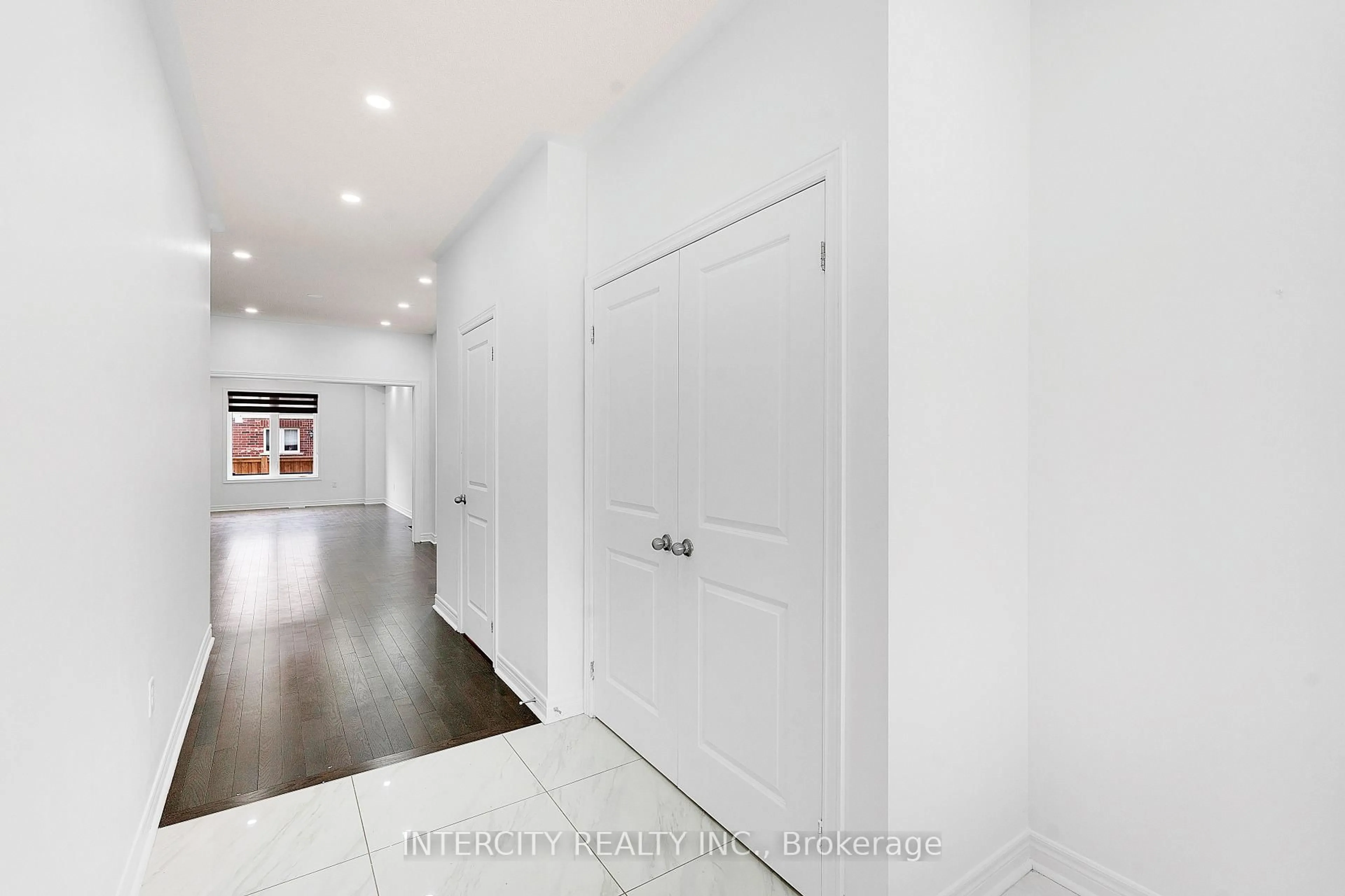 Indoor entryway for 32 Matterhorn Rd, Brampton Ontario L7A 5A4
