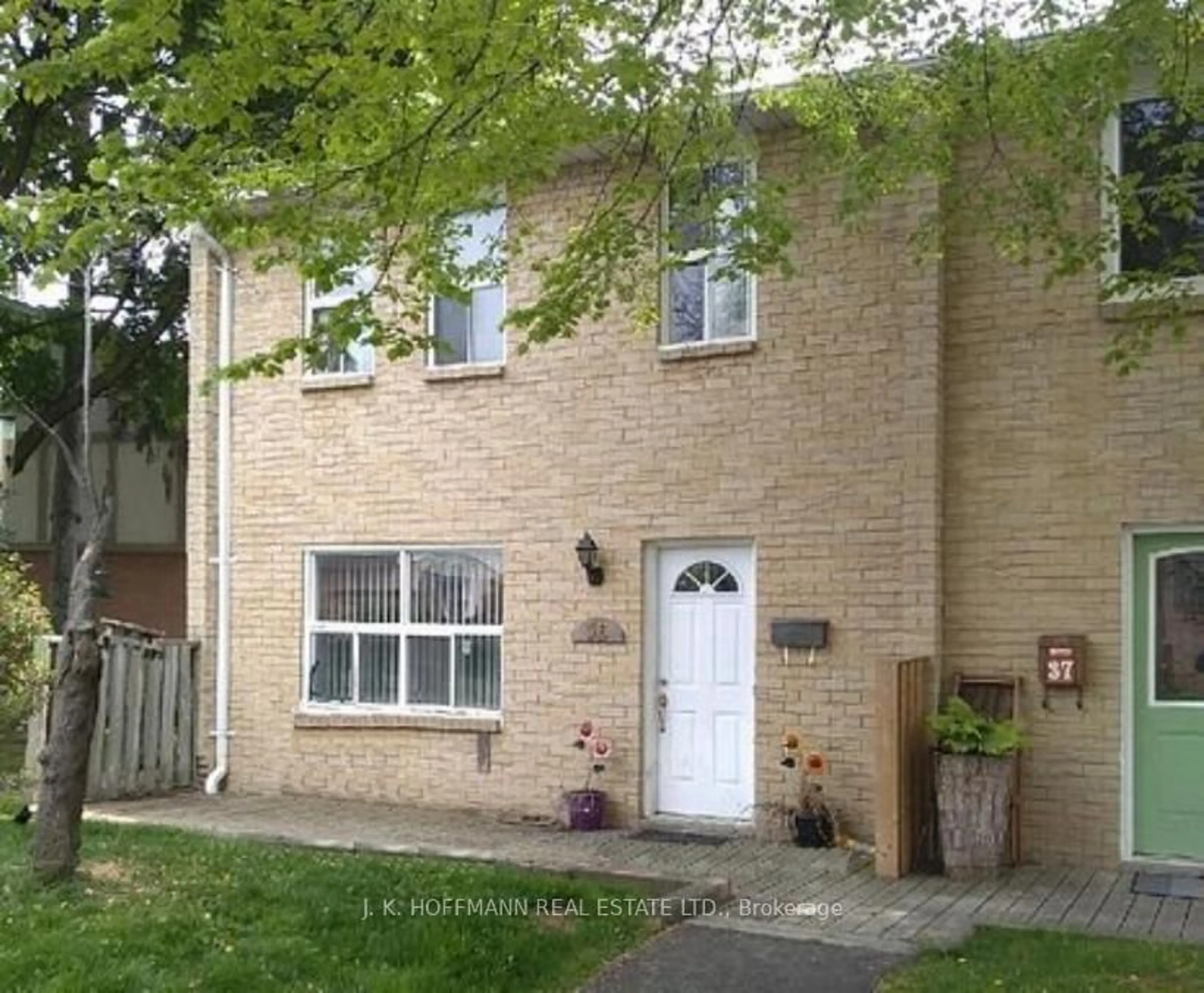 A pic from outside/outdoor area/front of a property/back of a property/a pic from drone, street for 1050 Shawnmarr Rd #36, Mississauga Ontario L5H 3V1
