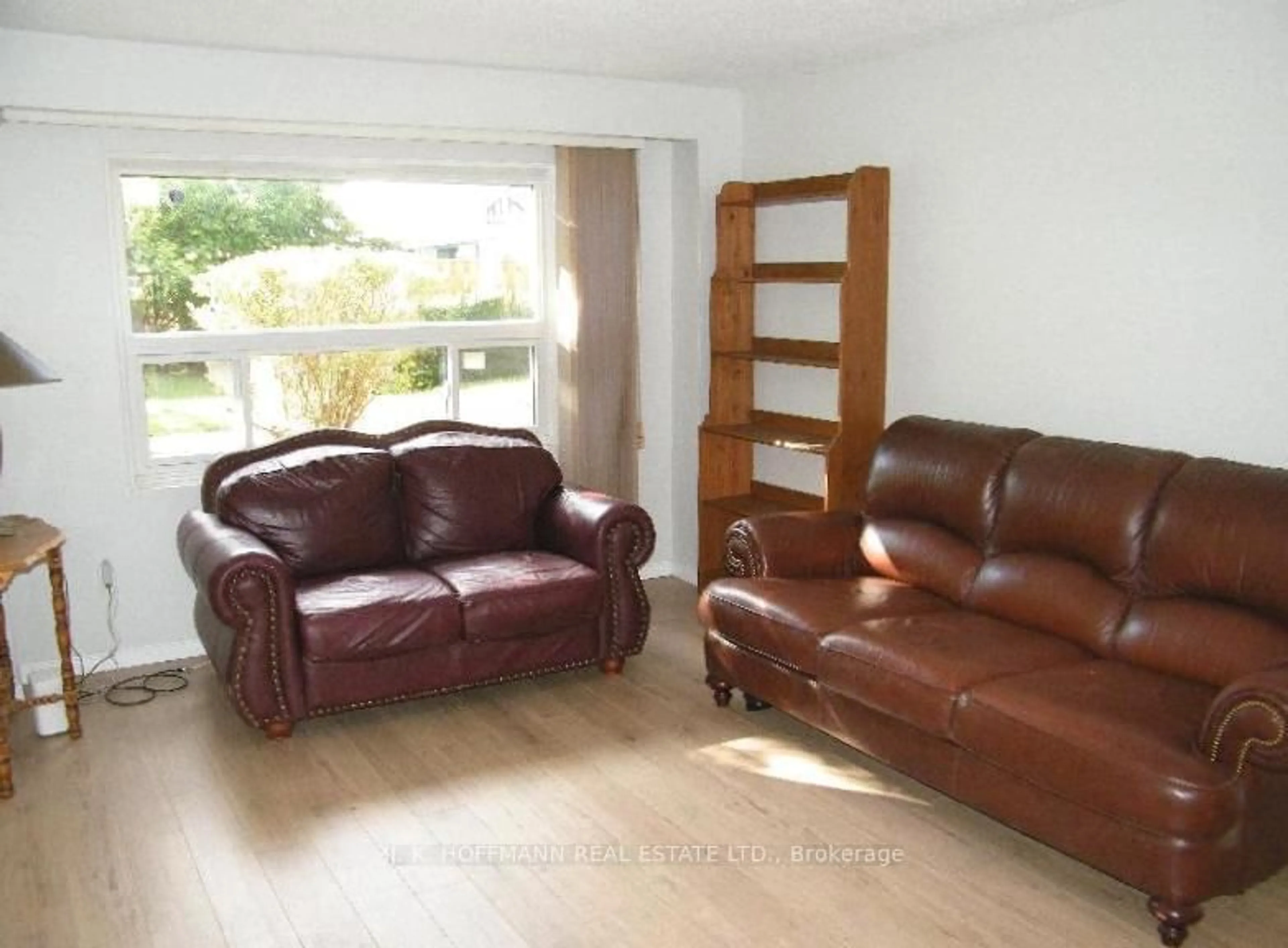 Living room with furniture, wood/laminate floor for 1050 Shawnmarr Rd #36, Mississauga Ontario L5H 3V1