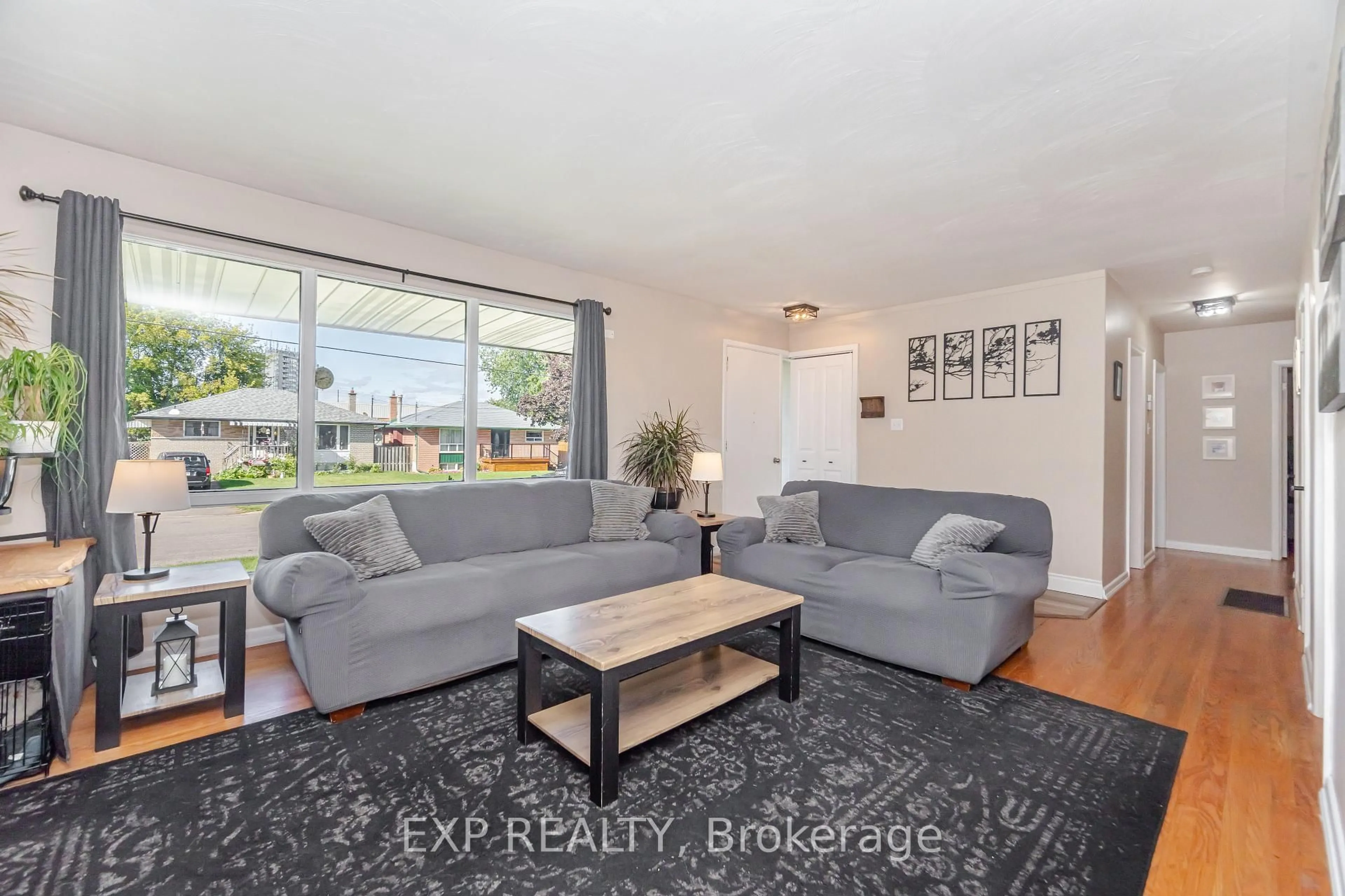Living room with furniture, unknown for 5 GAIREY Dr, Halton Hills Ontario L7G 1B4