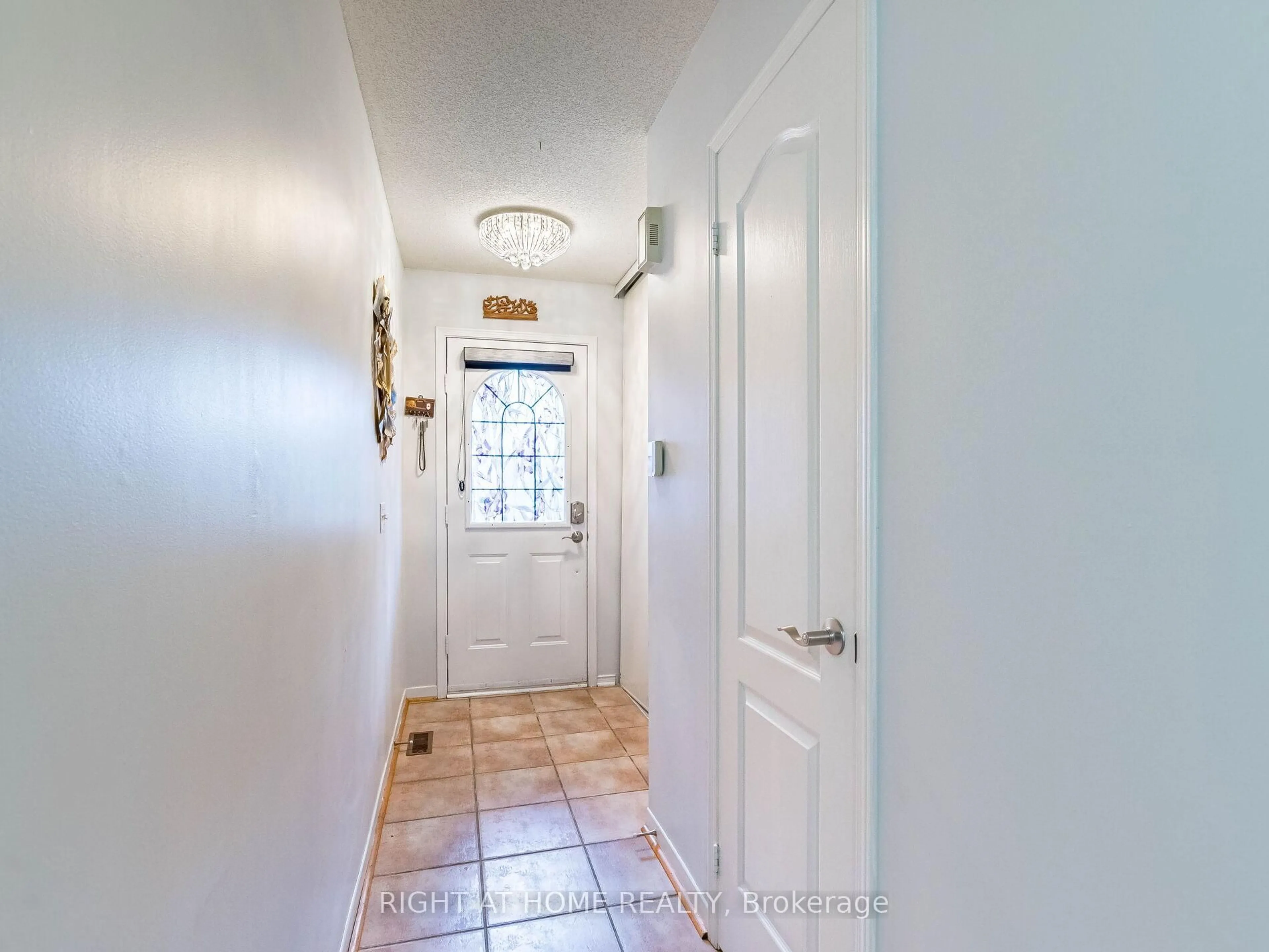 Indoor entryway for 5030 Heatherleigh Ave #217, Mississauga Ontario L5V 2G7