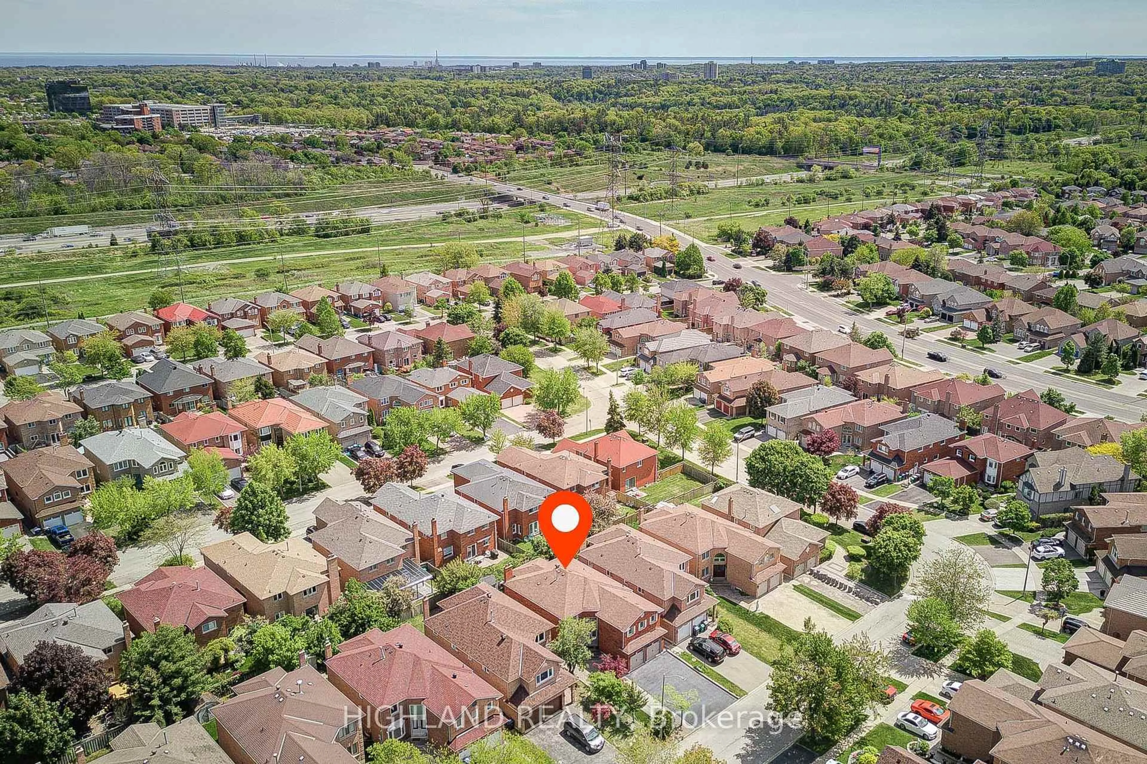 A pic from outside/outdoor area/front of a property/back of a property/a pic from drone, street for 4781 Crystal Rose Dr, Mississauga Ontario L5V 1G9