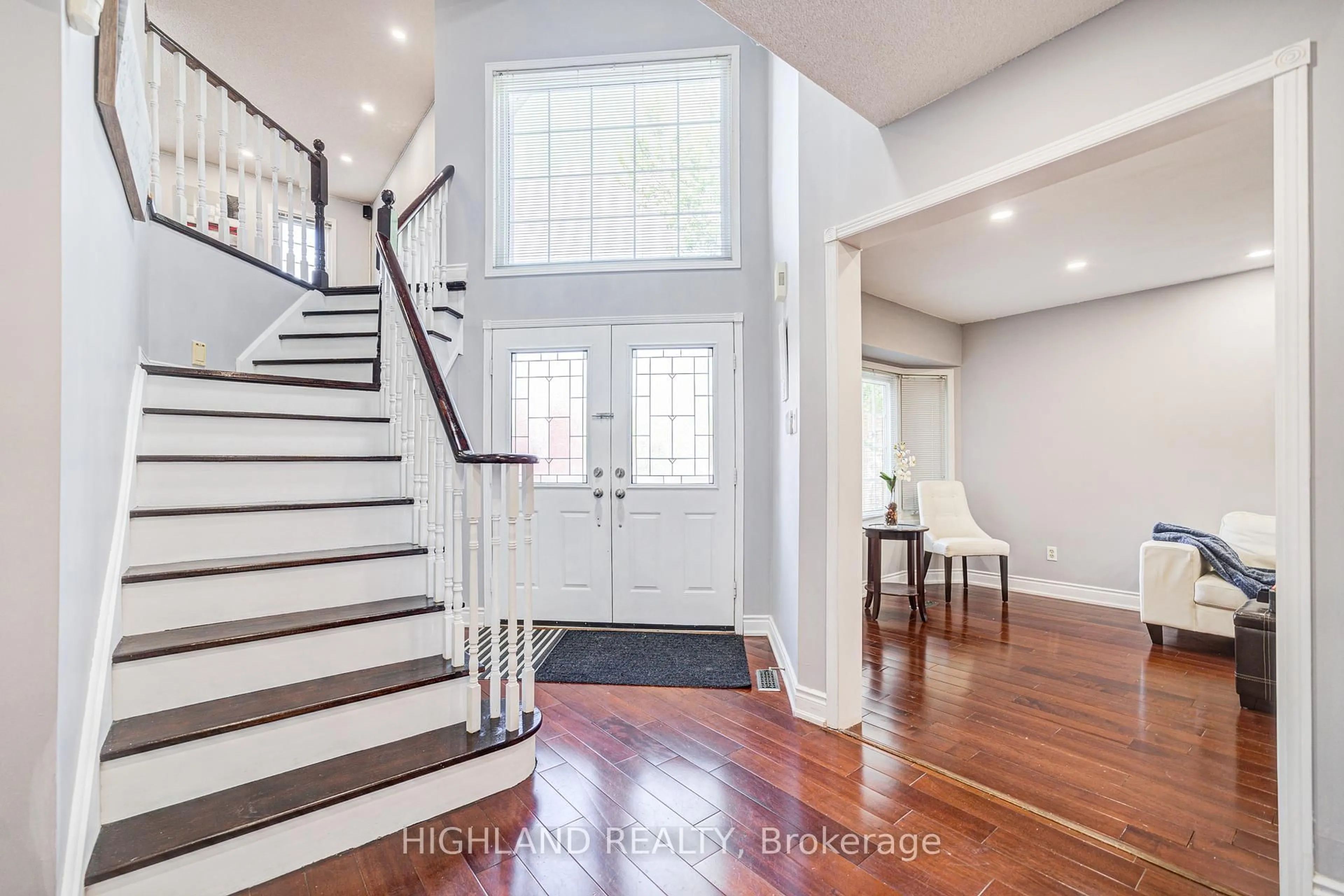 Indoor entryway for 4781 Crystal Rose Dr, Mississauga Ontario L5V 1G9