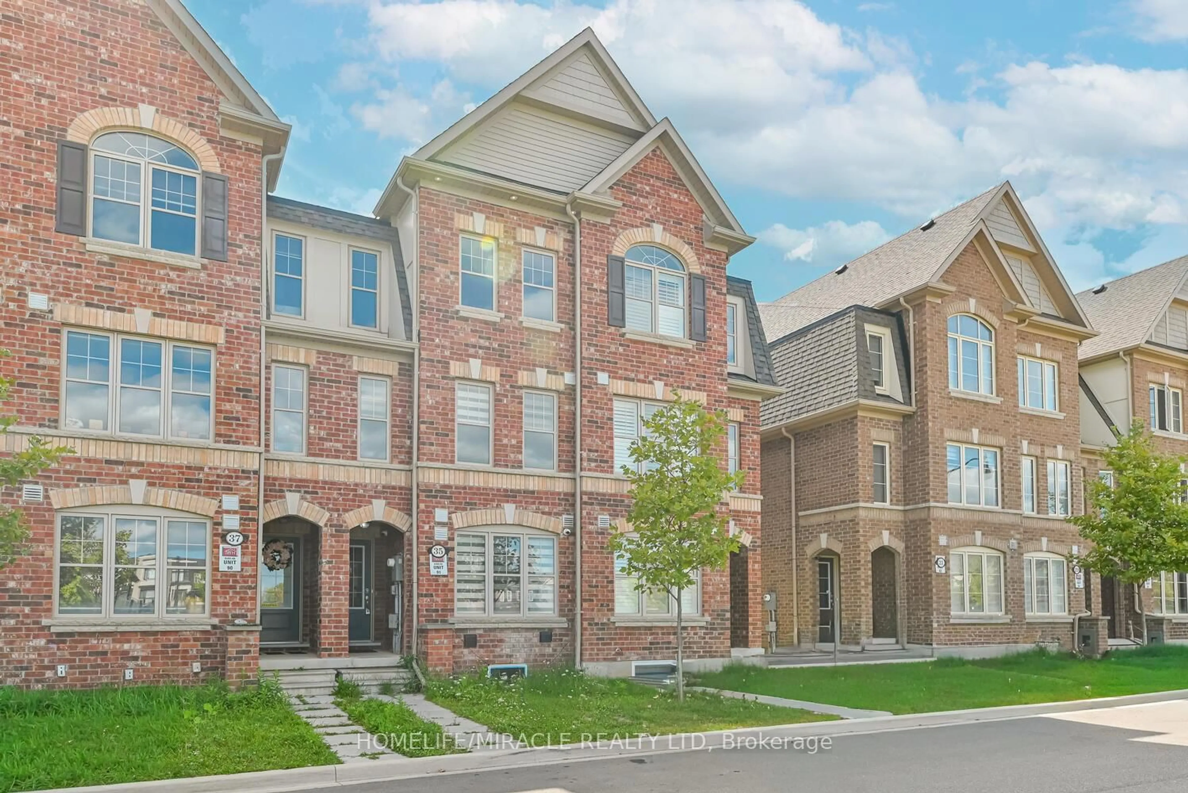 Home with brick exterior material, street for 35 Finegan Circ, Brampton Ontario L7A 4Z7