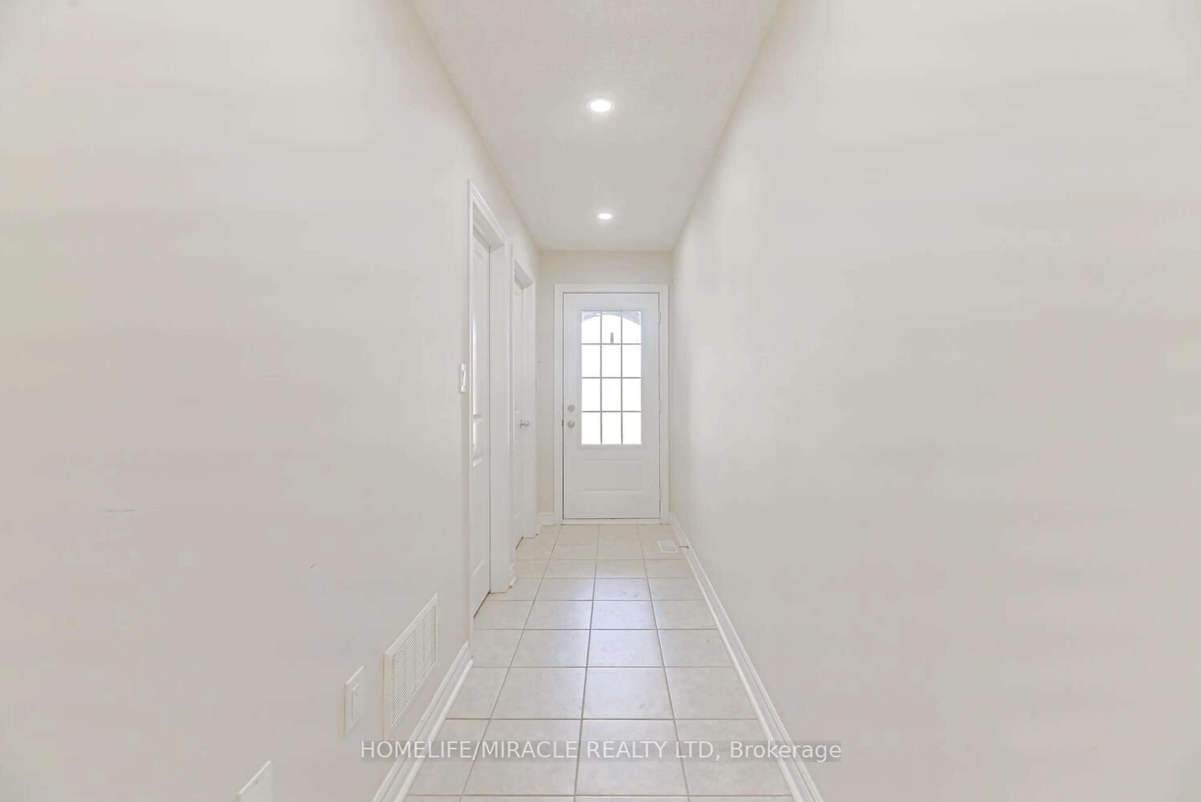 Indoor entryway for 35 Finegan Circ, Brampton Ontario L7A 4Z7
