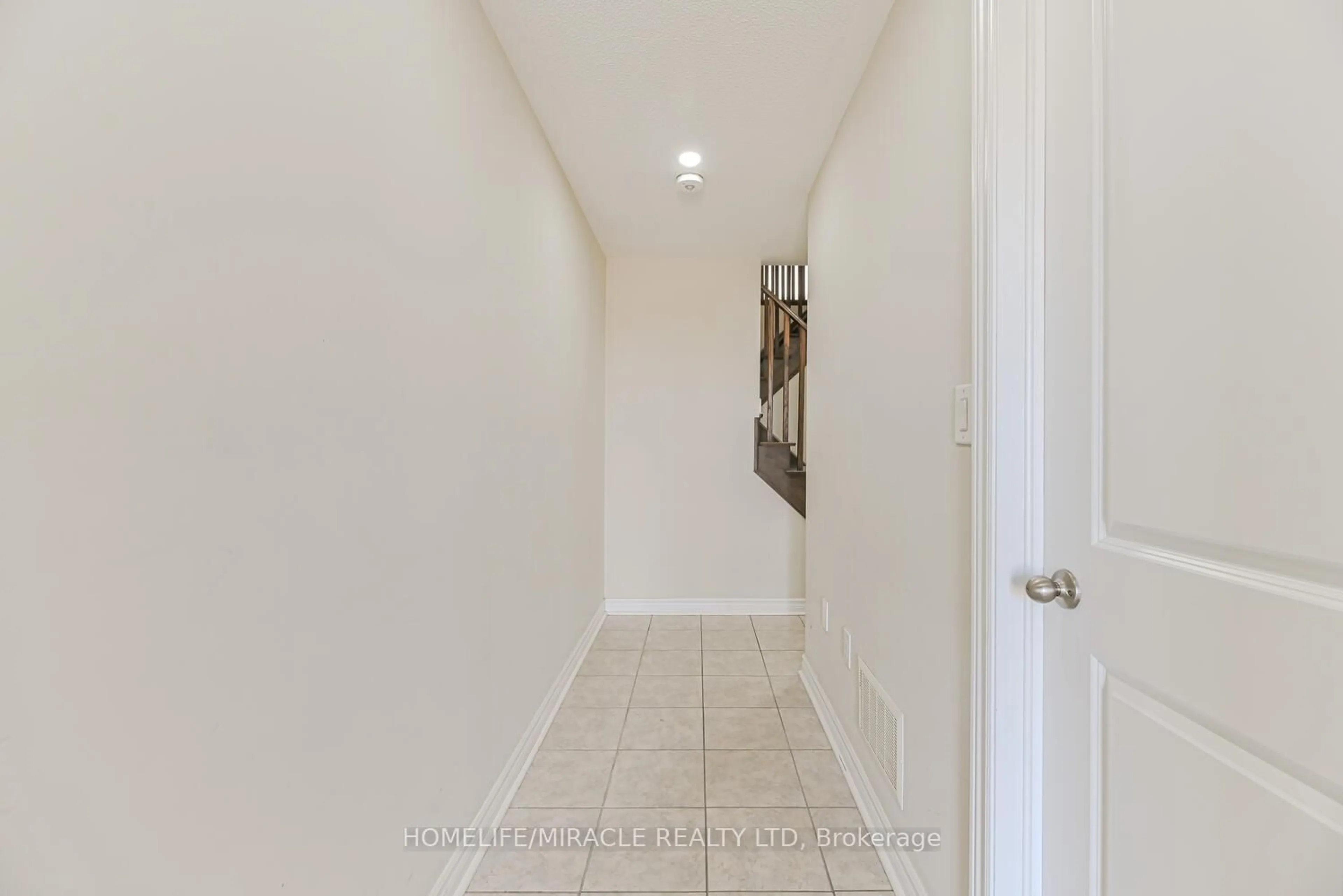 Indoor entryway for 35 Finegan Circ, Brampton Ontario L7A 4Z7