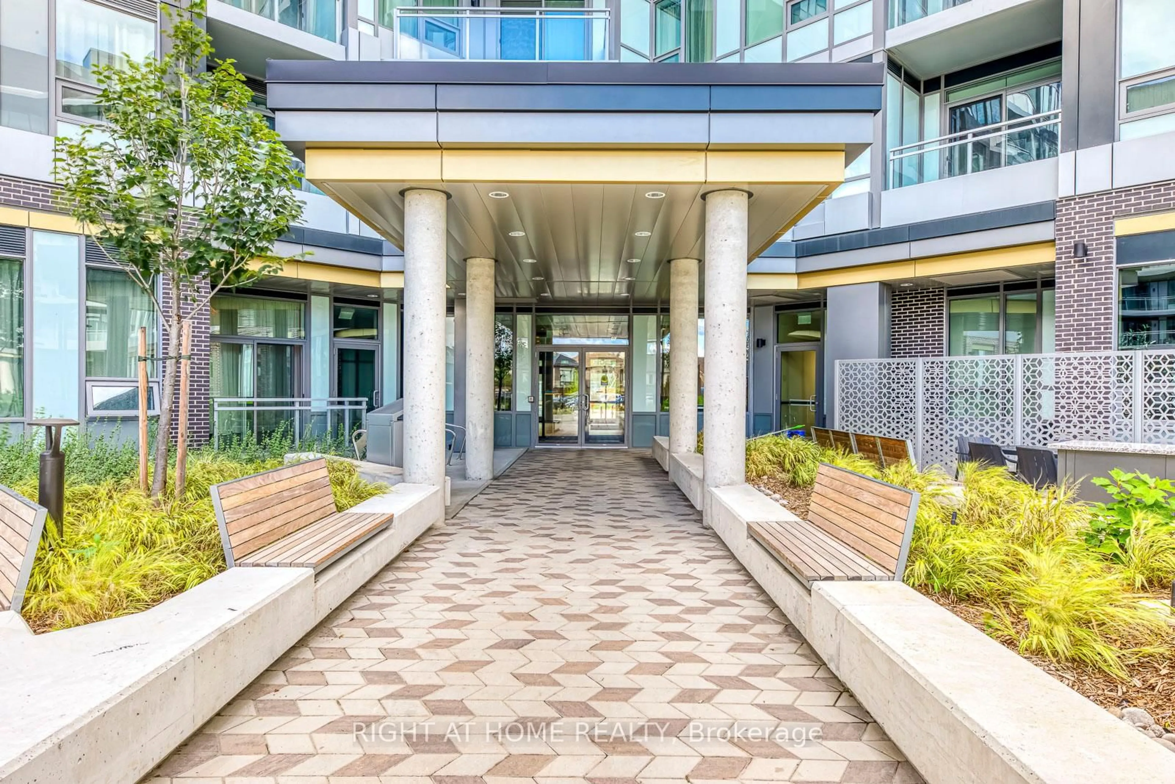 Indoor foyer for 2501 Saw Whet Blvd #538, Oakville Ontario L6M 5N2