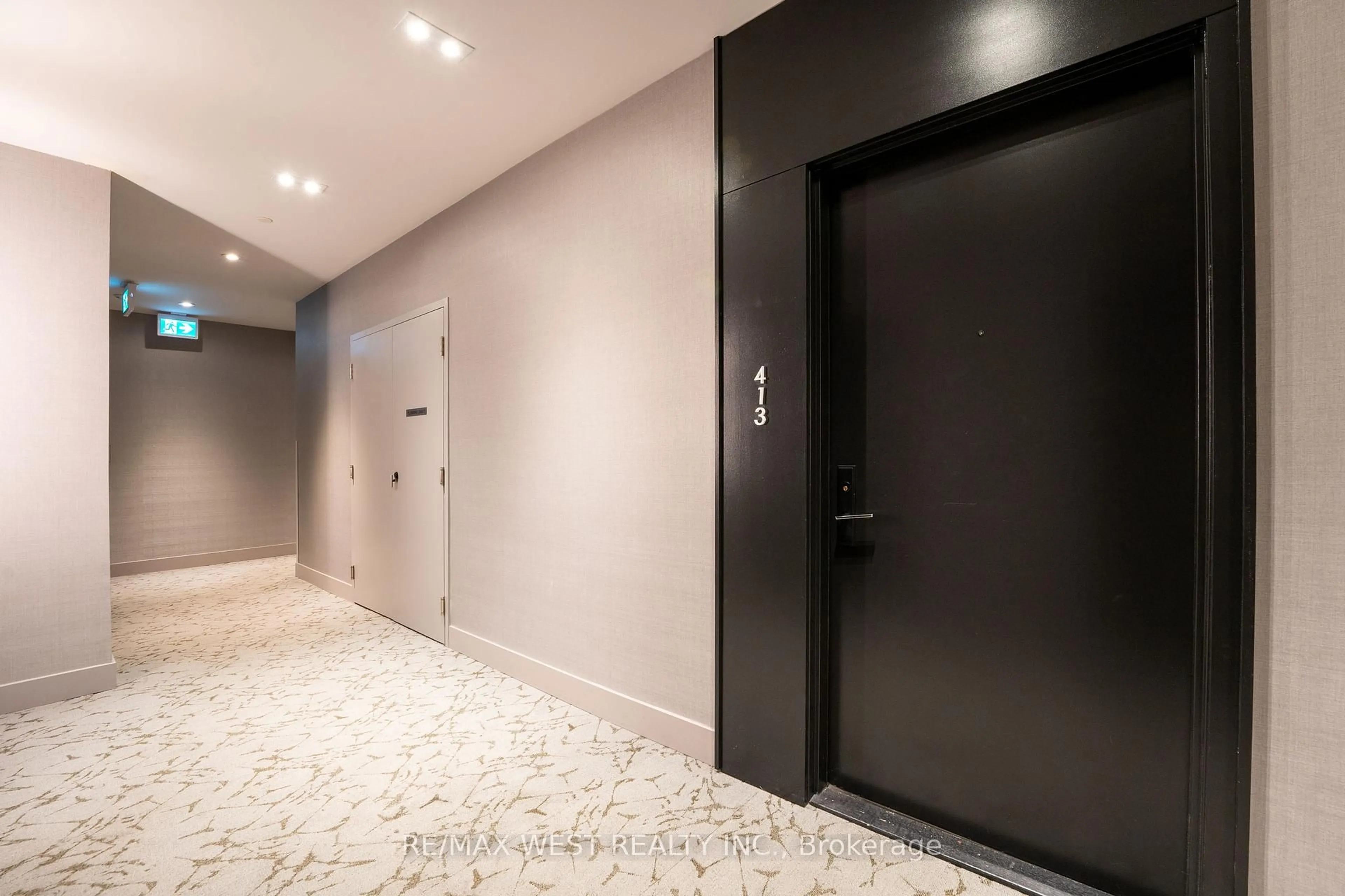 Indoor foyer for 270 Dufferin St #413, Toronto Ontario M6K 0H8