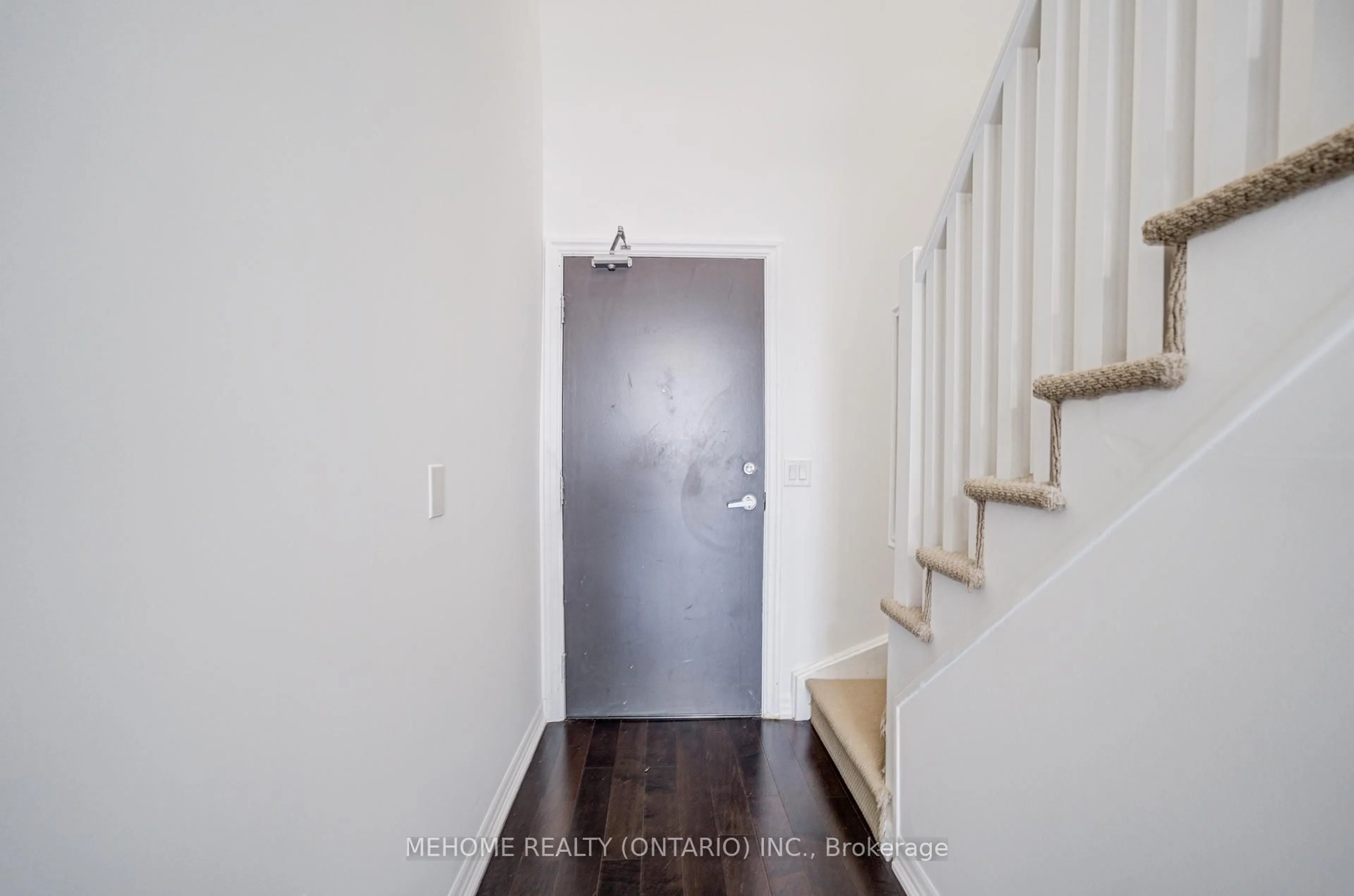 Indoor entryway for 223 Webb Dr #2103, Mississauga Ontario L5B 0E8