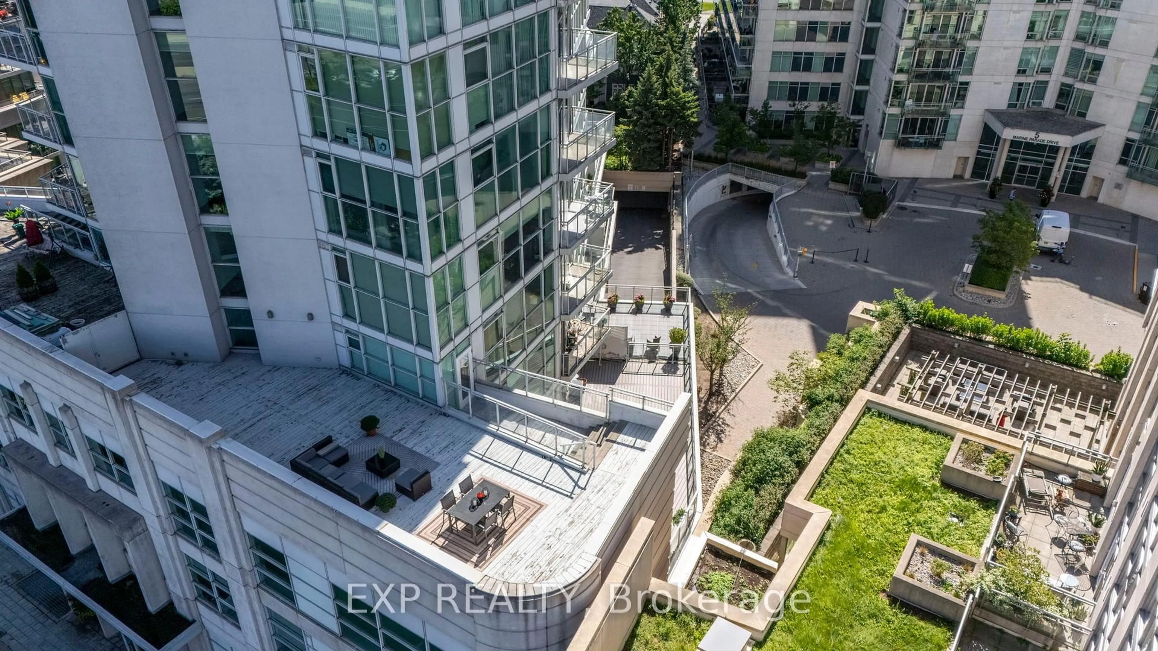A pic from outside/outdoor area/front of a property/back of a property/a pic from drone, city buildings view from balcony for 2067 lake shore Blvd, Toronto Ontario M8V 4B8