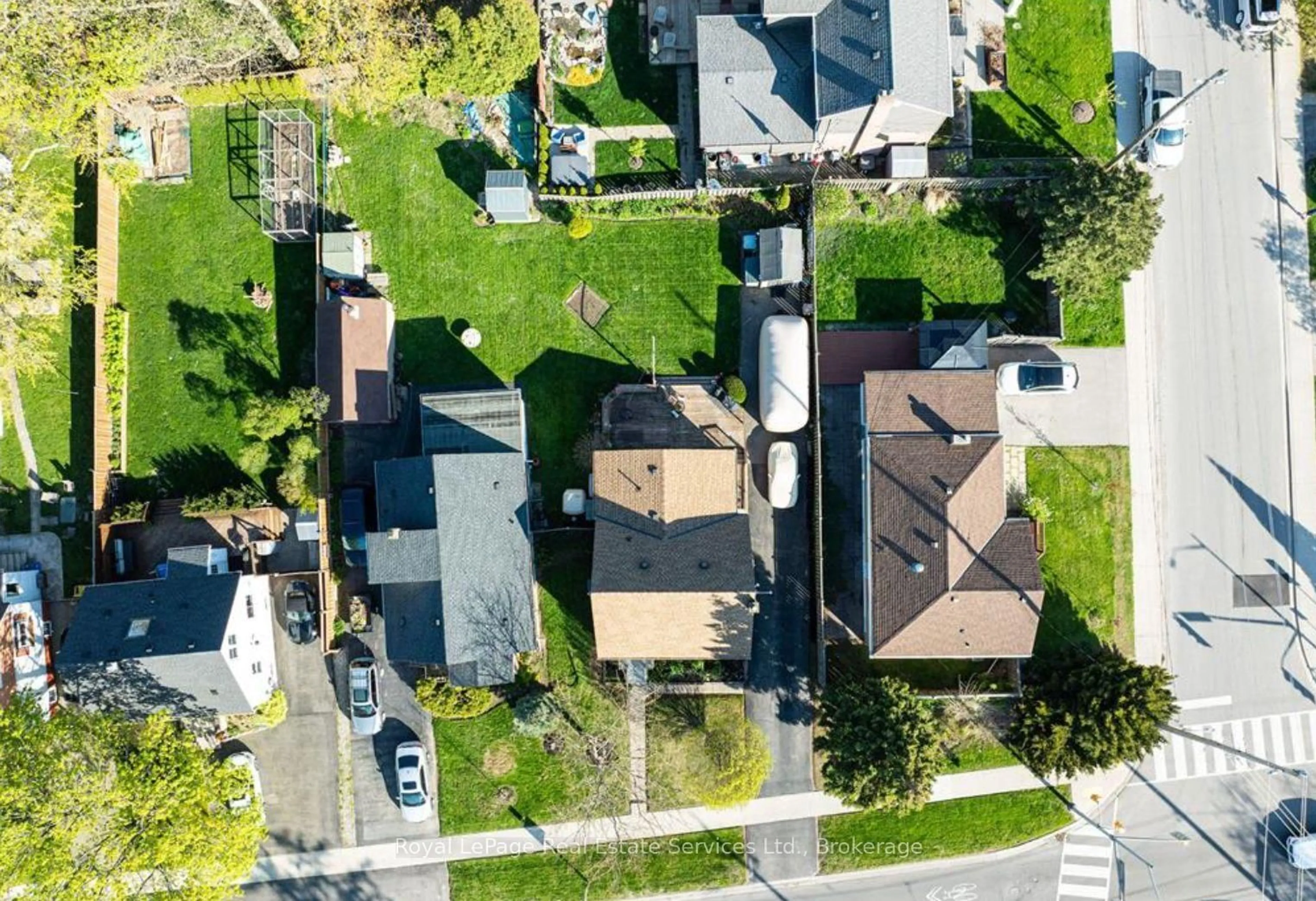 A pic from outside/outdoor area/front of a property/back of a property/a pic from drone, street for 2260 New St, Burlington Ontario L7R 1J3