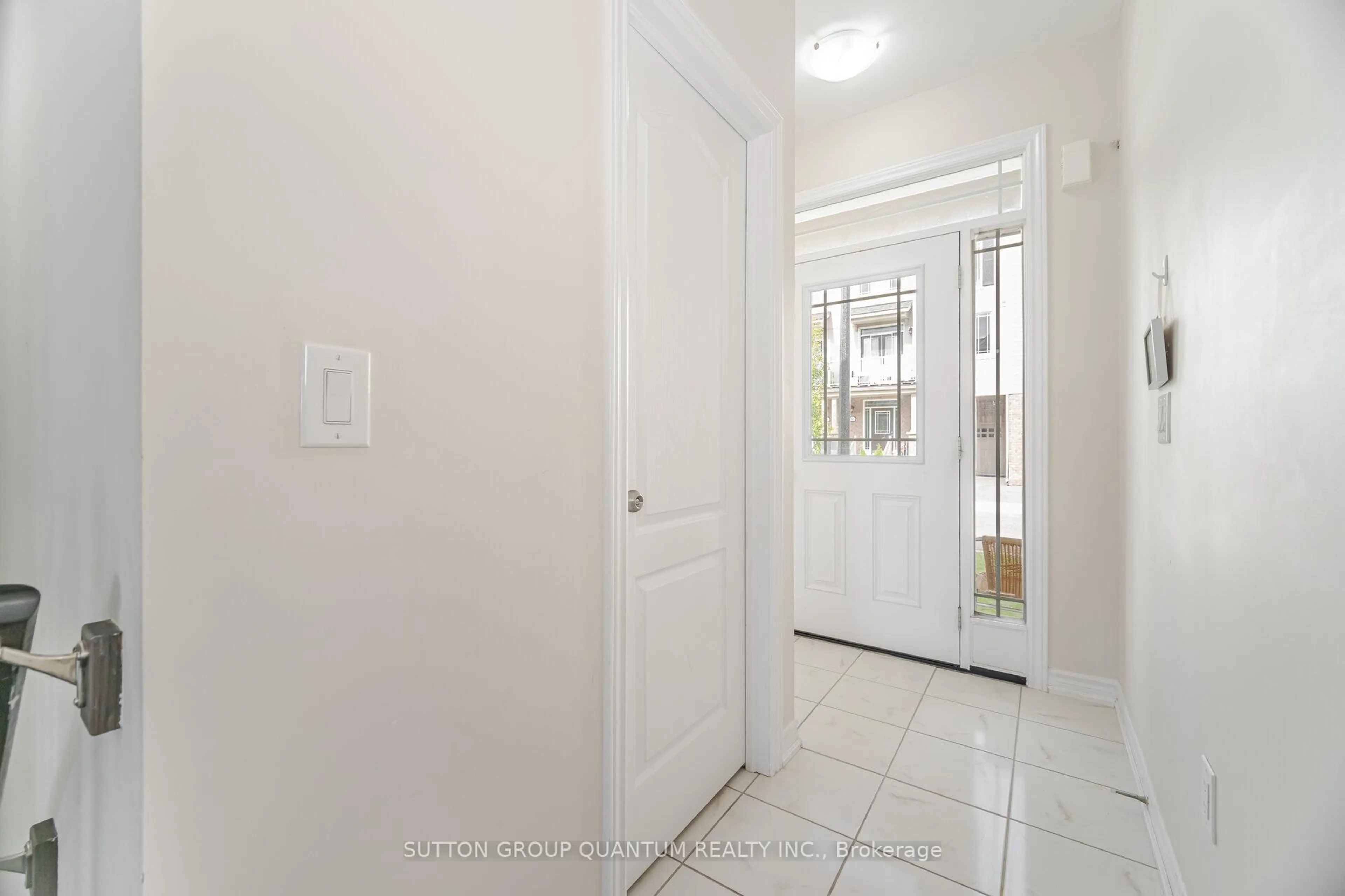 Indoor entryway for 11 Cosbury Lane, Caledon Ontario L7C 4H2
