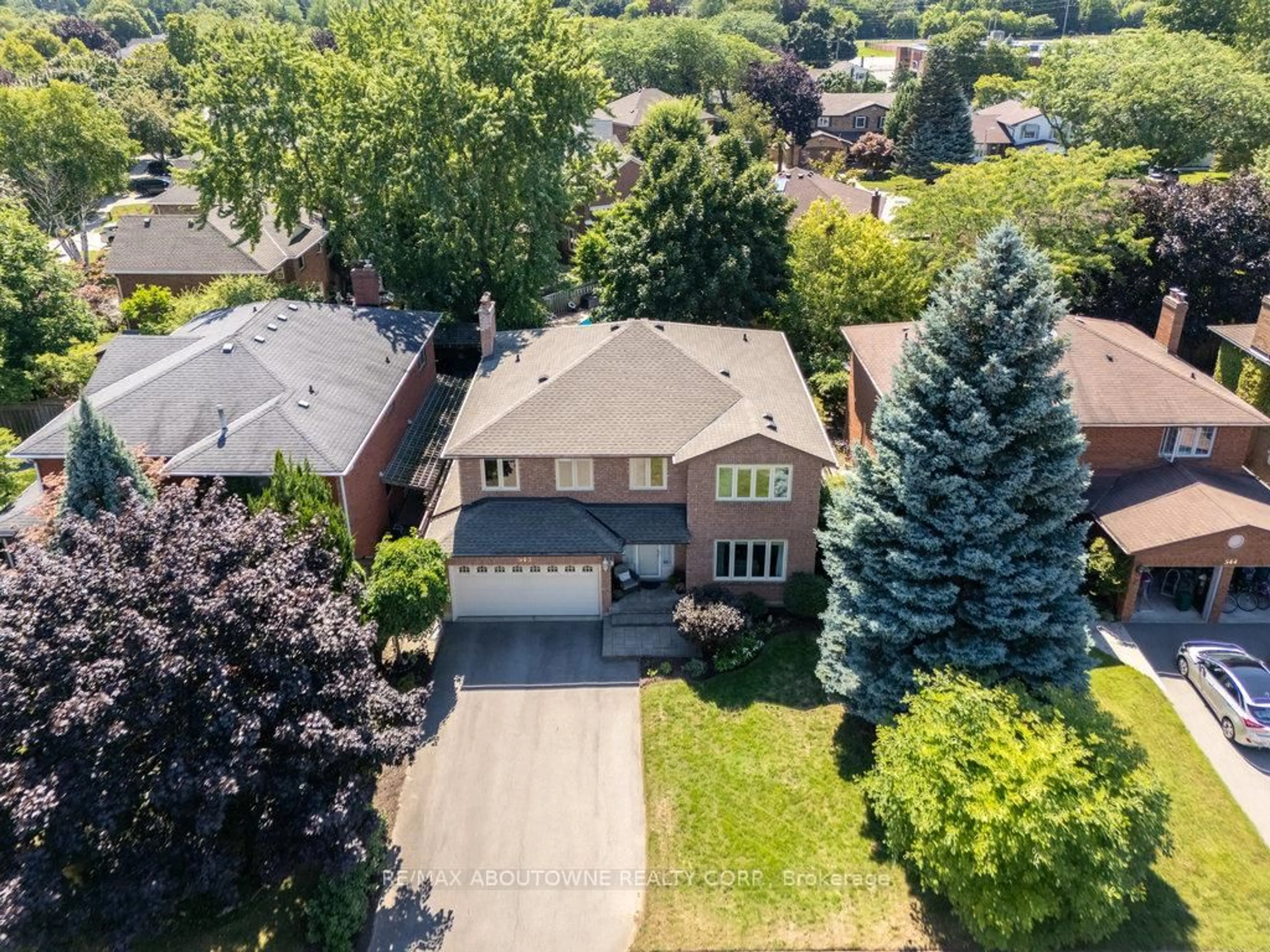 A pic from outside/outdoor area/front of a property/back of a property/a pic from drone, street for 542 Hambling Crt, Burlington Ontario L7N 3S4