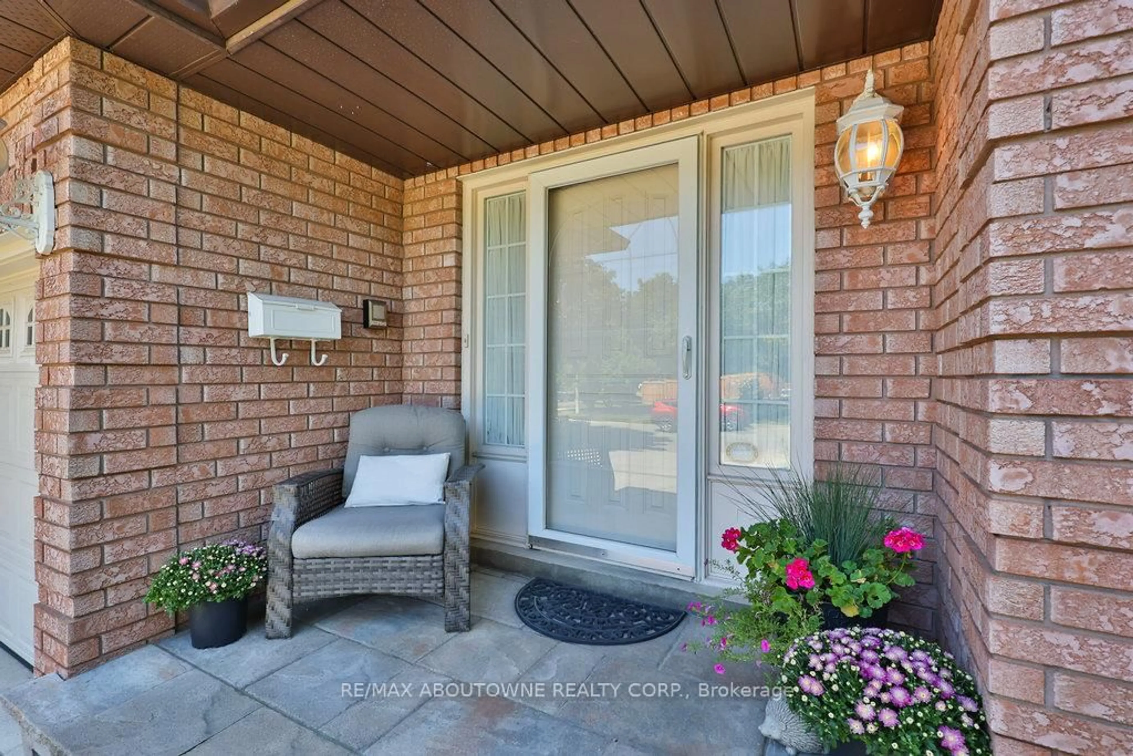Indoor entryway for 542 Hambling Crt, Burlington Ontario L7N 3S4