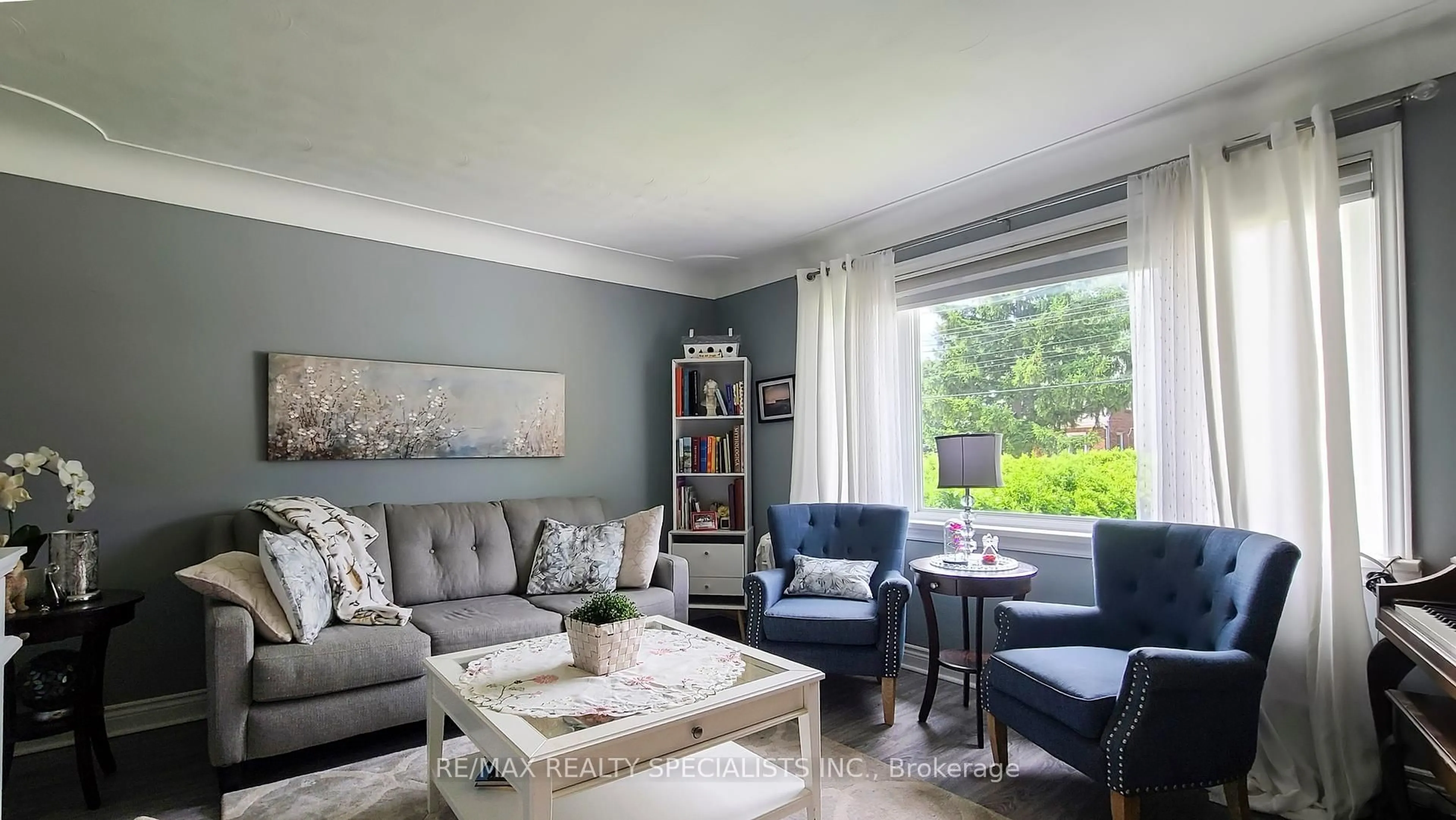 Living room with furniture, unknown for 1308 Leighland Rd, Burlington Ontario L7R 3S5