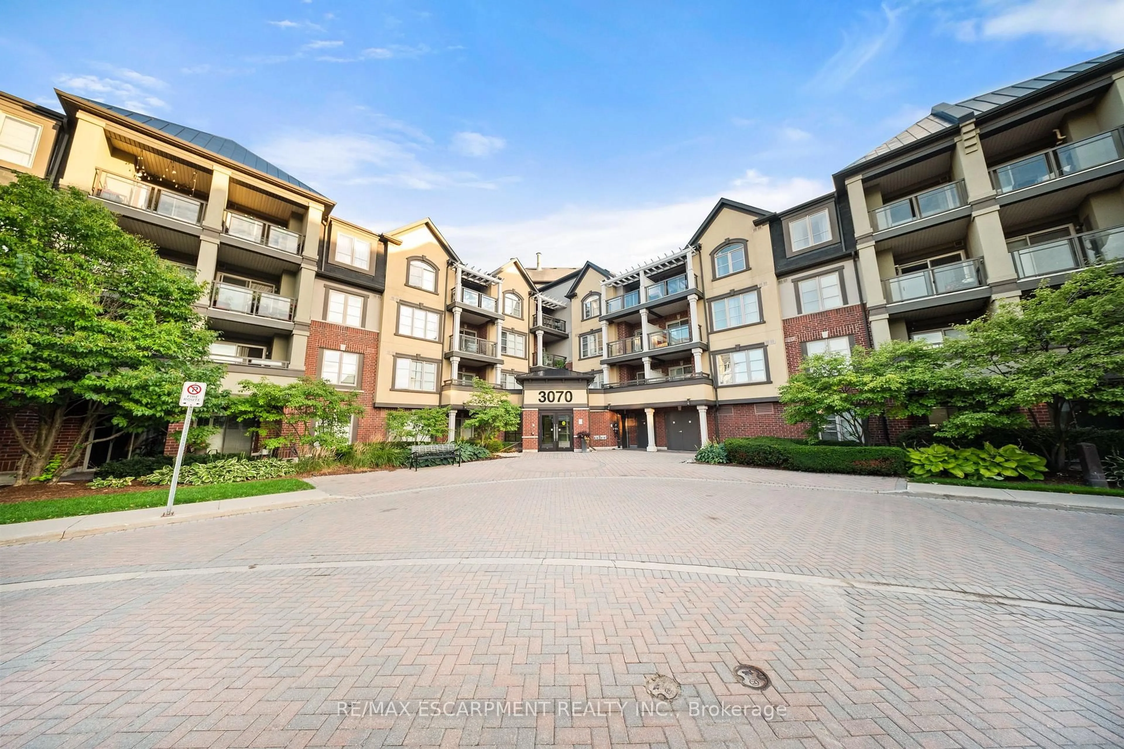 A pic from outside/outdoor area/front of a property/back of a property/a pic from drone, unknown for 3070 Rotary Way #416, Burlington Ontario L7M 0H1