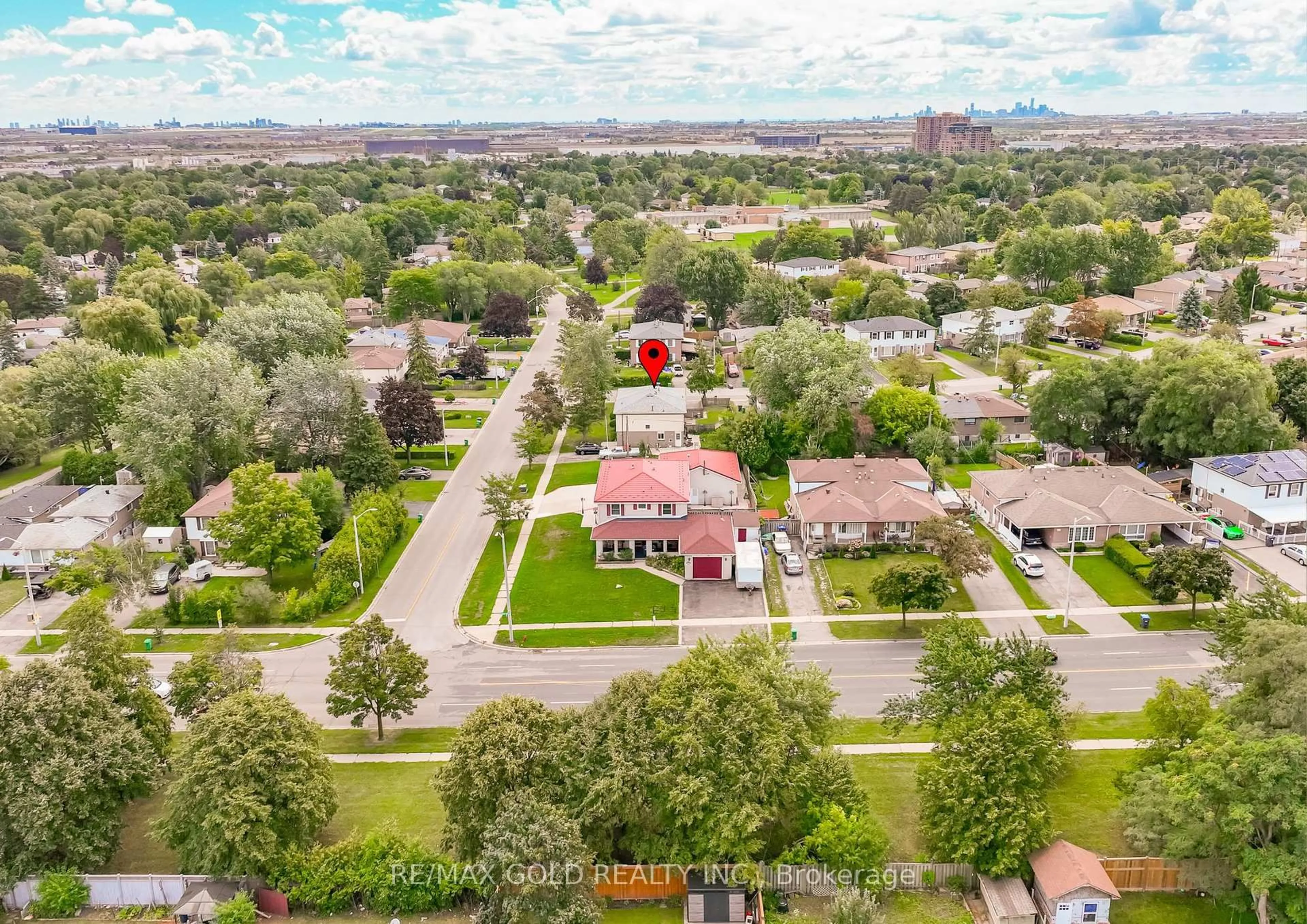 A pic from outside/outdoor area/front of a property/back of a property/a pic from drone, street for 66 Danesbury Cres, Brampton Ontario L6T 1T3