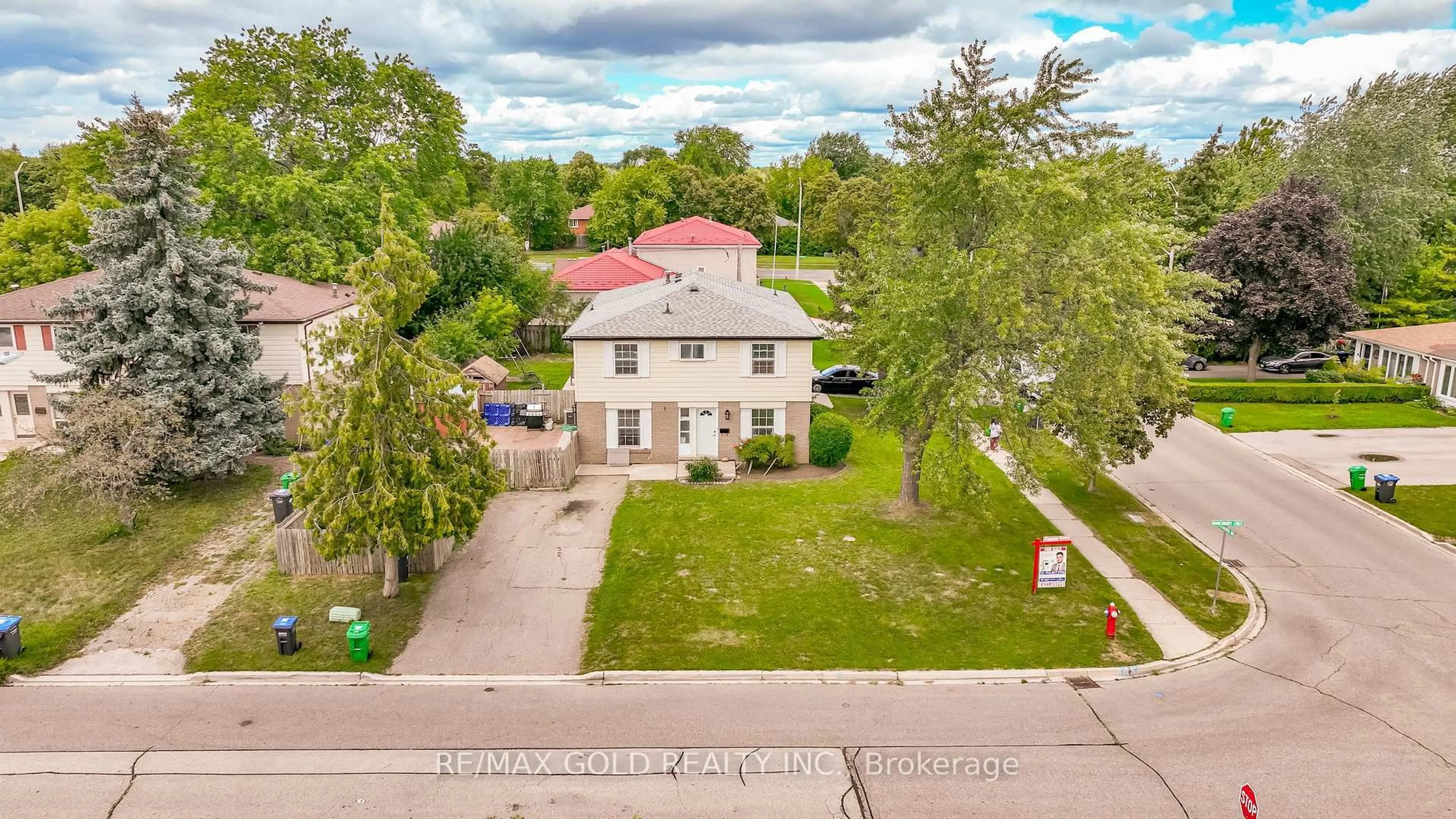 A pic from outside/outdoor area/front of a property/back of a property/a pic from drone, street for 66 Danesbury Cres, Brampton Ontario L6T 1T3